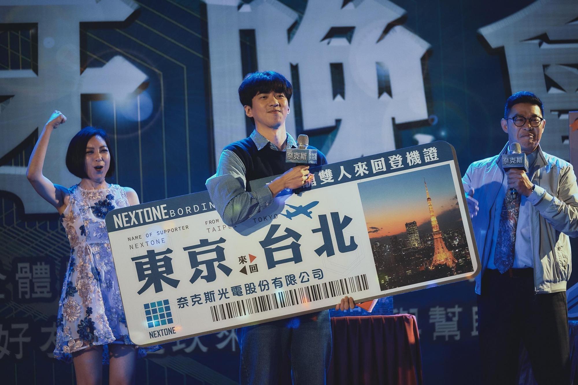 片中傅孟柏在尾牙抽中機票的熱鬧場面戲,遵守防疫規定控制人數。(華納提供)