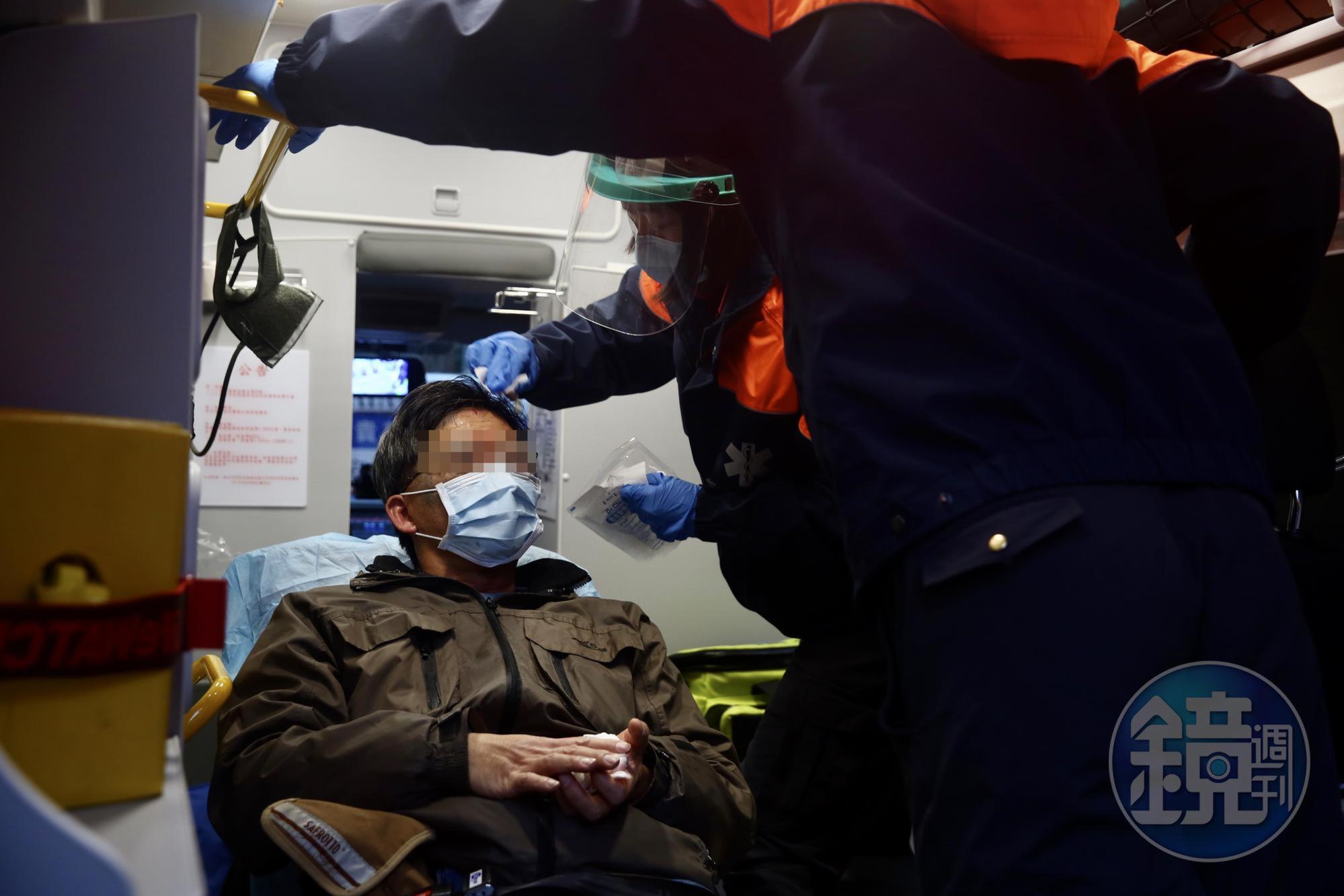 自由時報的方姓攝影記者掛彩,事後於救護車上獲得醫療照顧。
