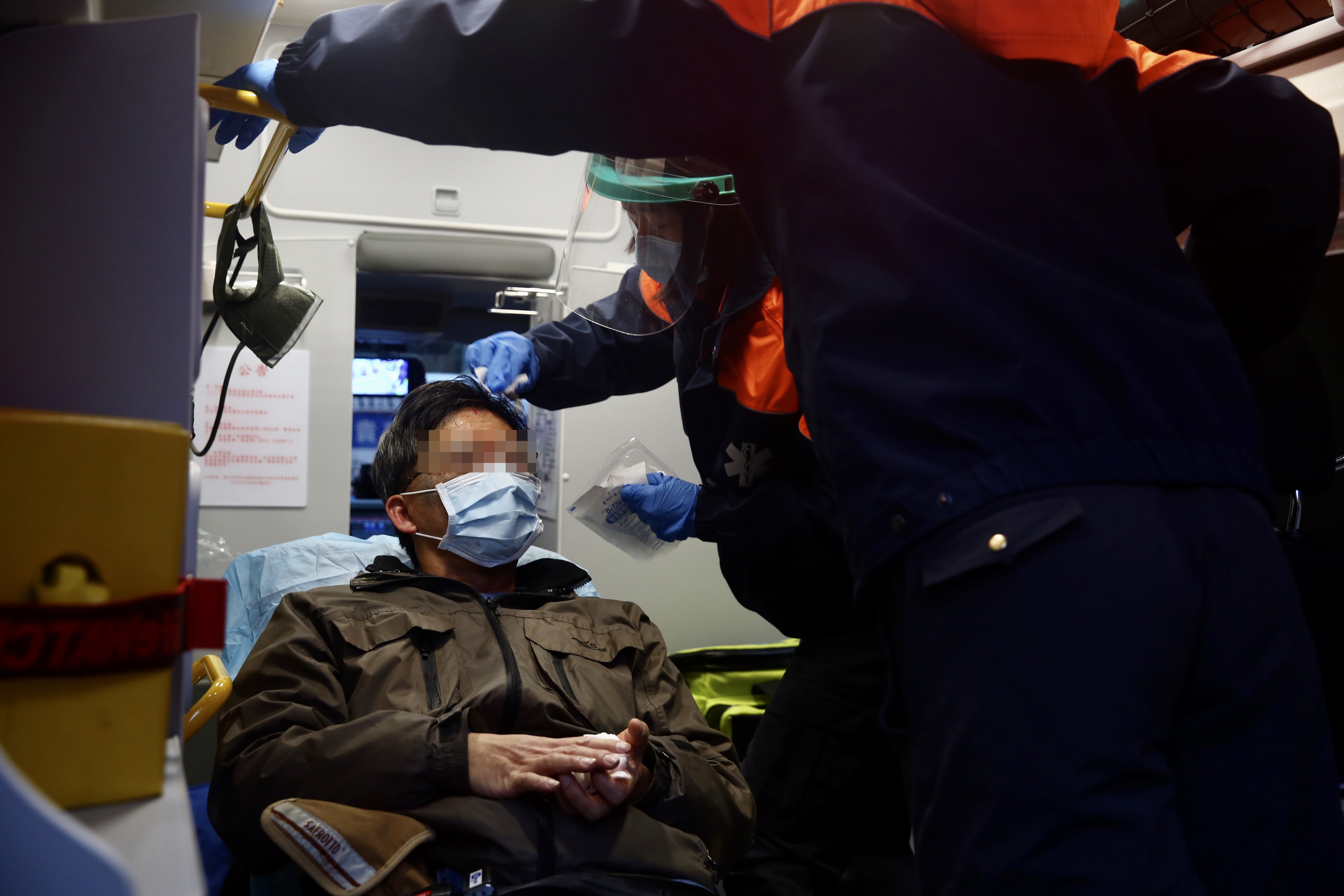 自由時報的方姓攝影記者掛彩,事後於救護車上獲得醫療照顧。