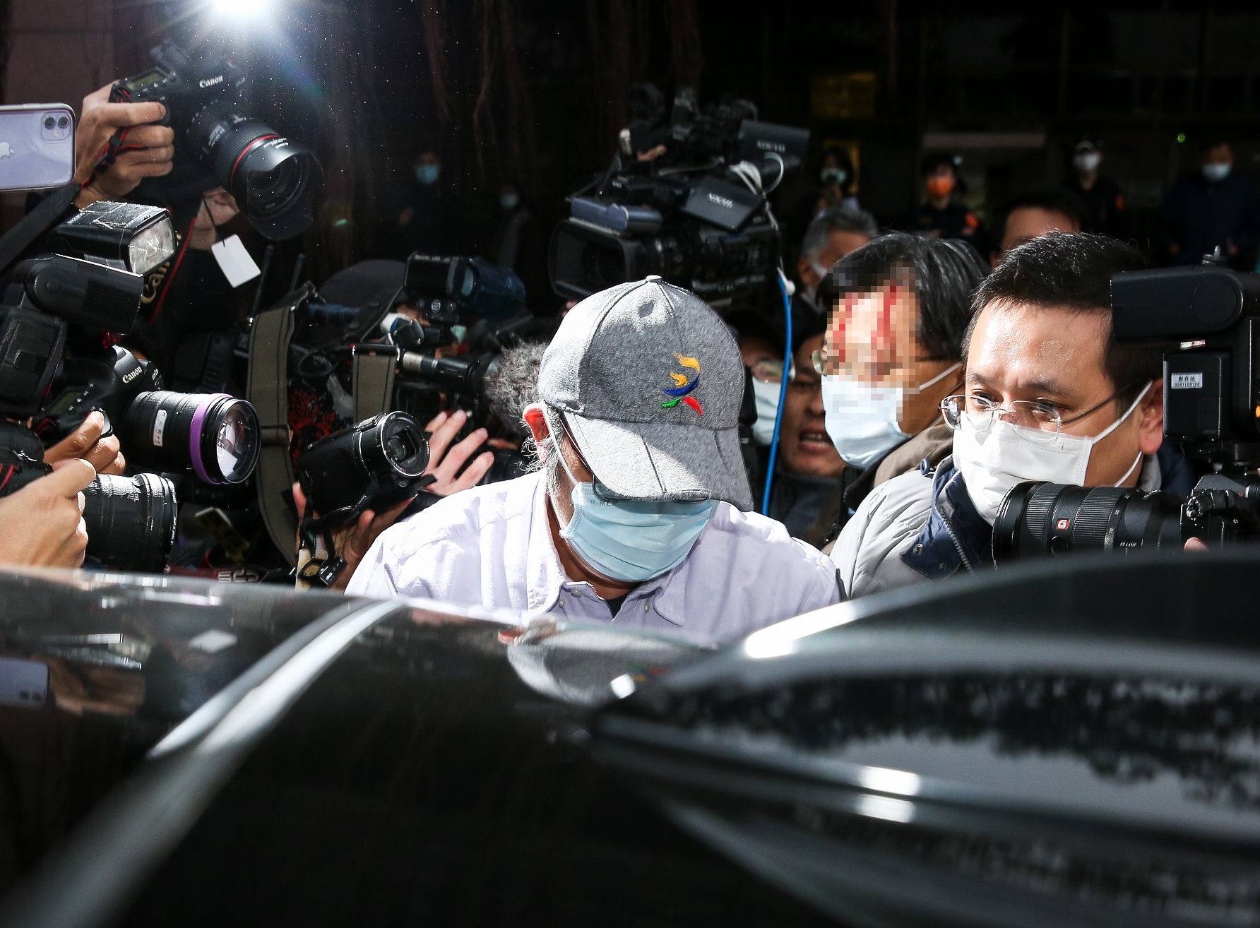 涉貪立委蘇震清（灰冒者）交保，蘇的親友團出手推電視台攝影記者，導致攝影機撞傷一位自由時報的方姓攝影記者（右2）頭破血流。