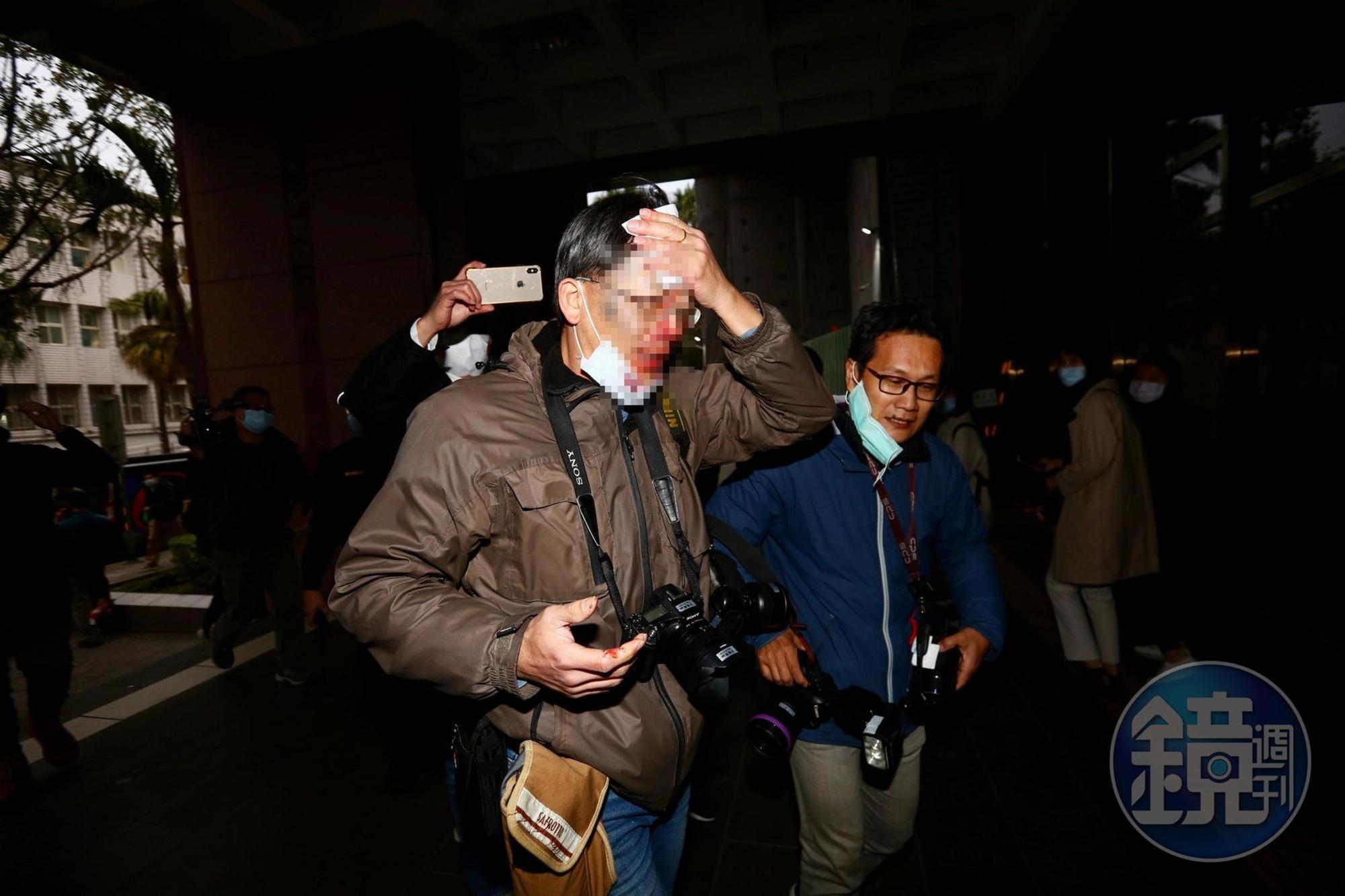 自由時報的方姓攝影記者掛彩,頭破血流。