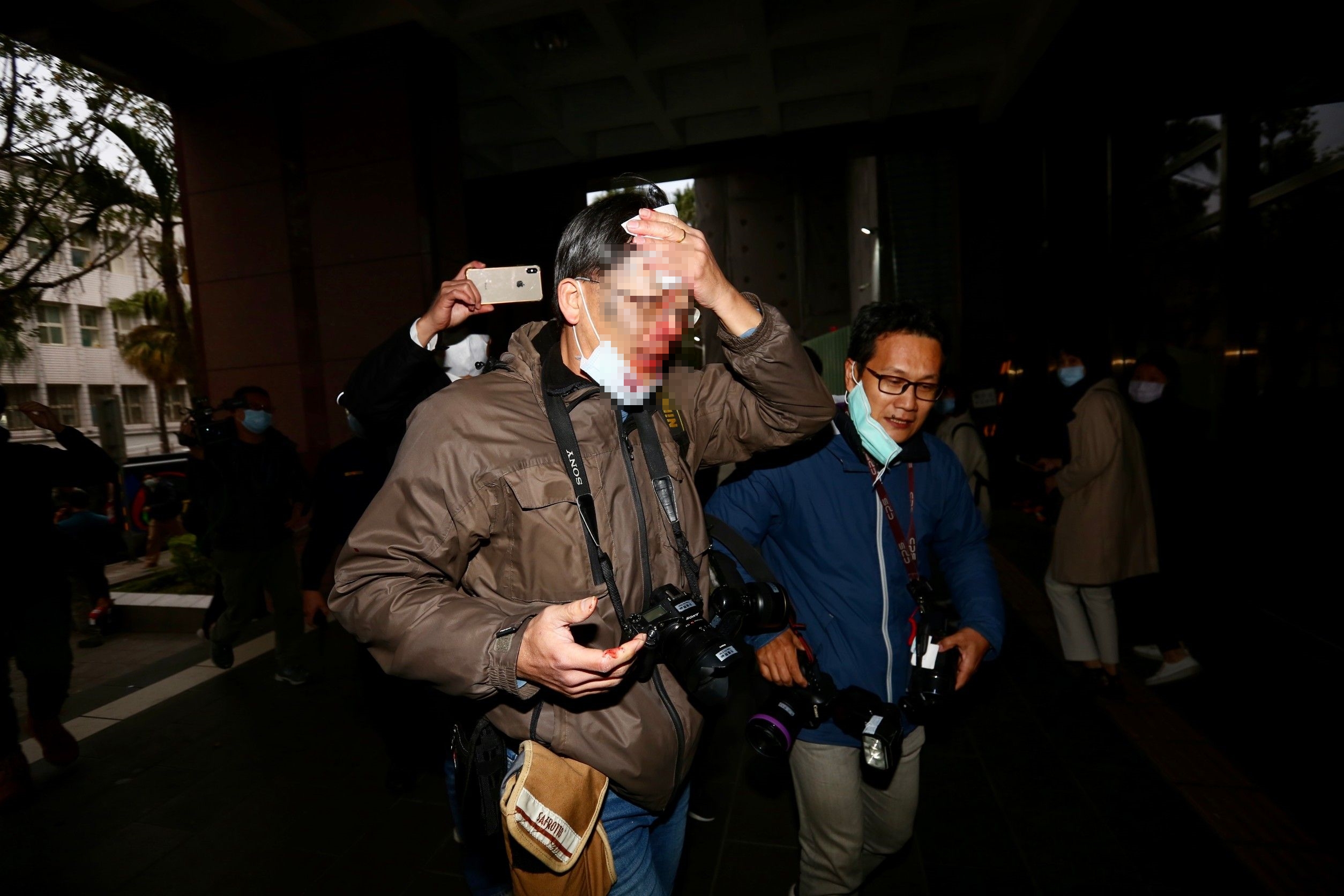 自由時報的方姓攝影記者掛彩,頭破血流。