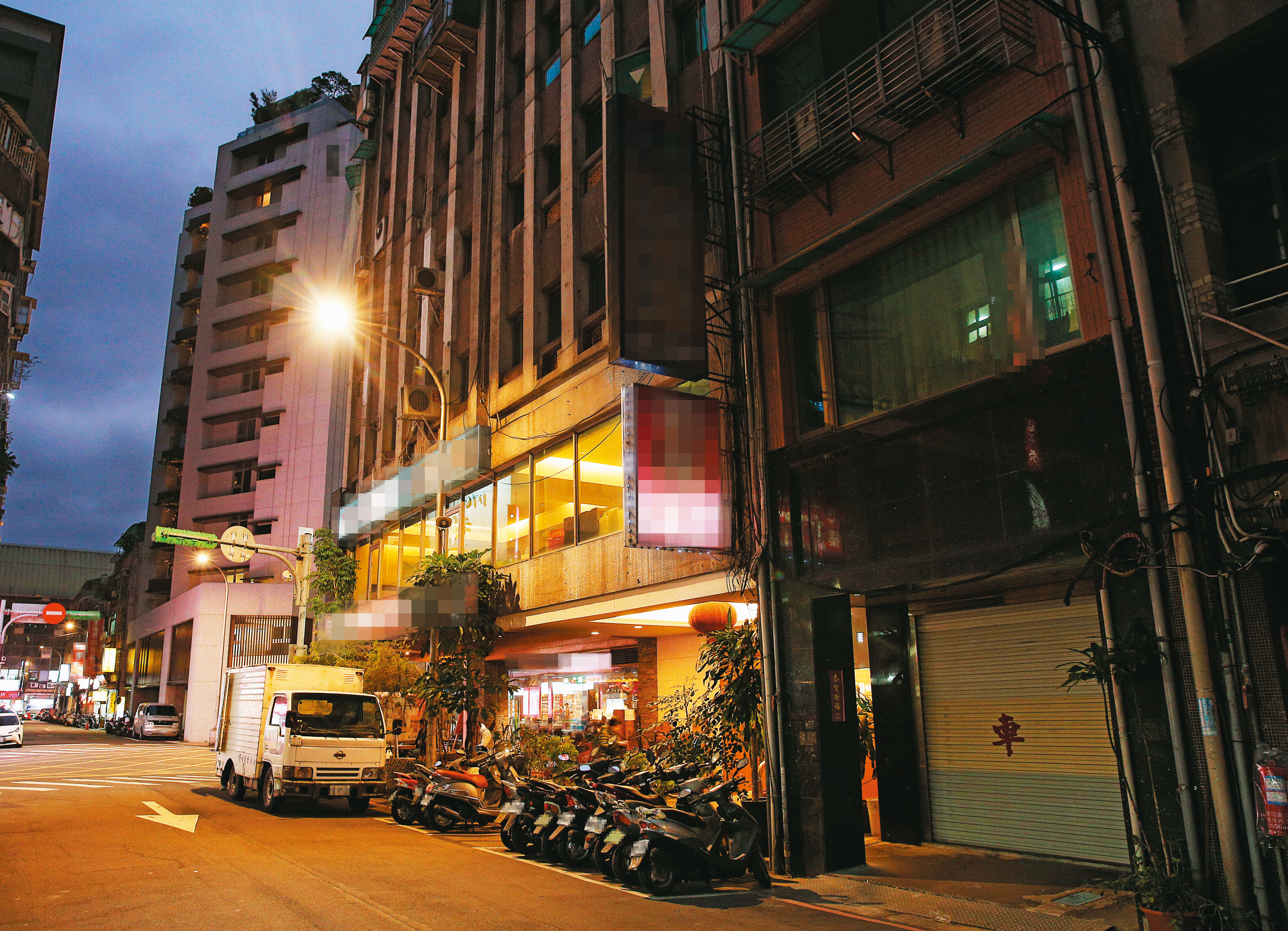 小茹的媽媽在餐廳(圖)喝醉酒,被盧照琴載到汽車旅館後不省人事,盧被控趁機在廁所內猥褻小茹。