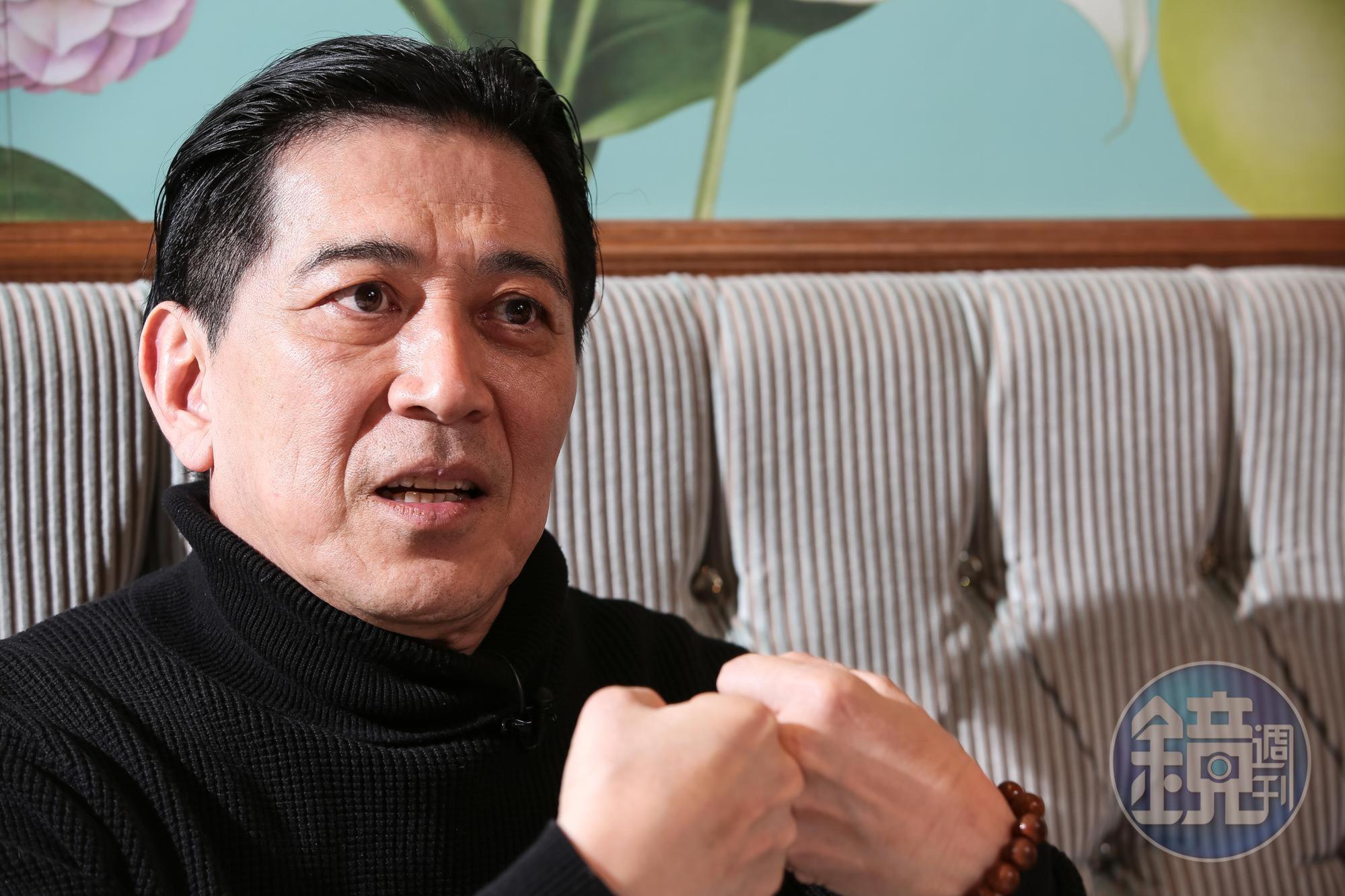 45歲才成家的高捷,心態很年輕,兒女都上私立學校,一年6、70萬的學費,他樂扛這甜蜜的負擔。