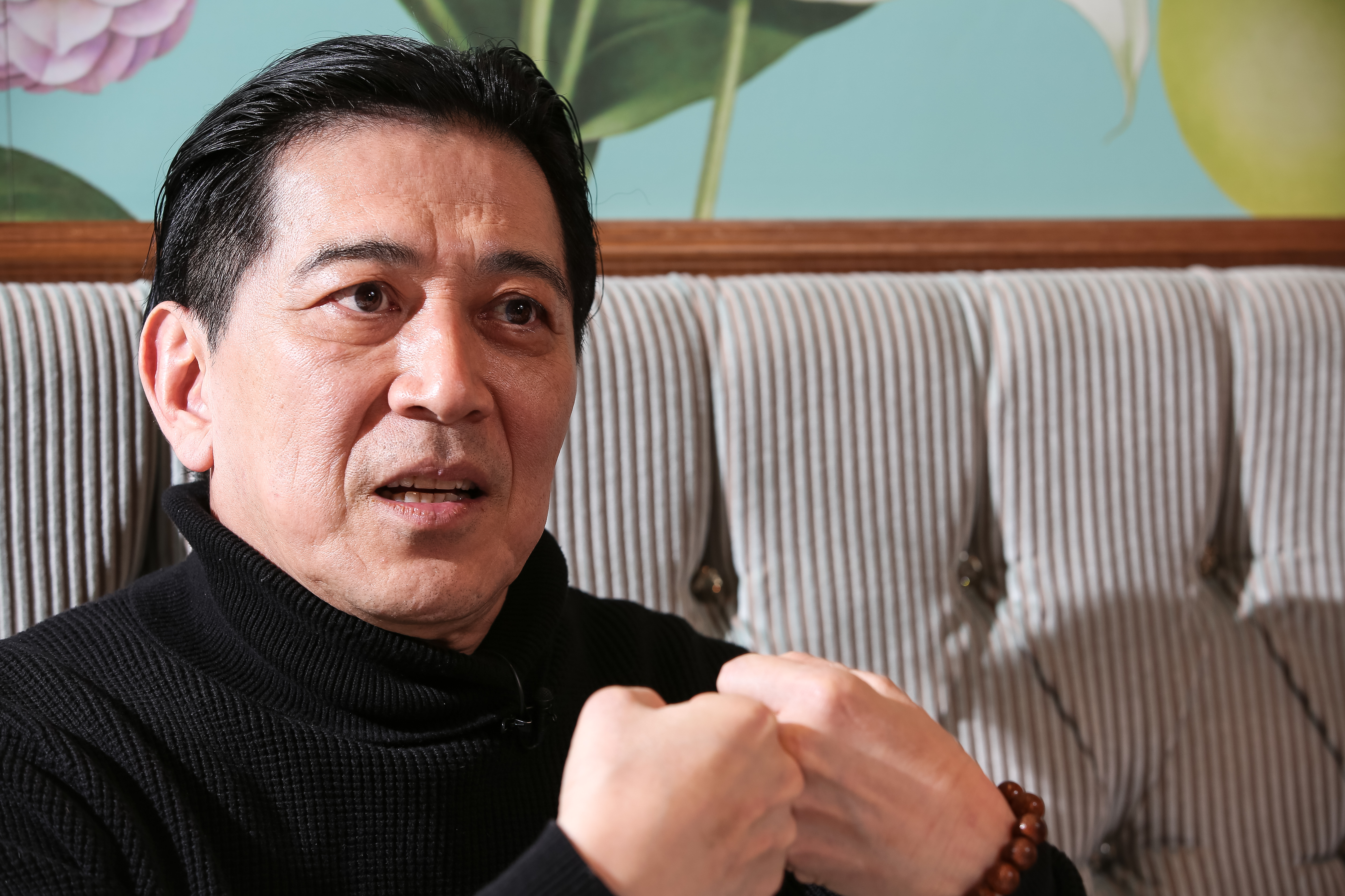45歲才成家的高捷，心態很年輕，兒女都上私立學校，一年6、70萬的學費，他樂扛這甜蜜的負擔。