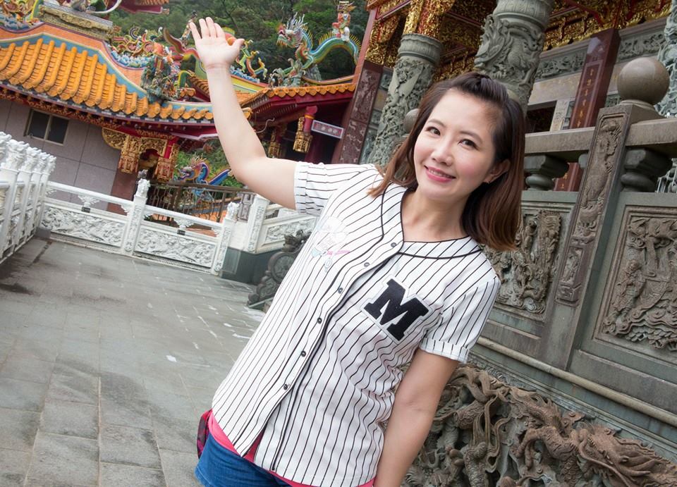 謝忻和阿翔2019年被拍到車邊擁吻，婚外情震驚各界。（翻攝自謝忻臉書）