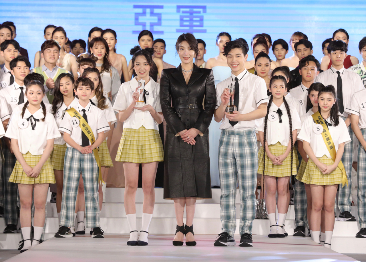 蔡淑臻頒發花漾少男少女組亞軍。（伊林娛樂提供）