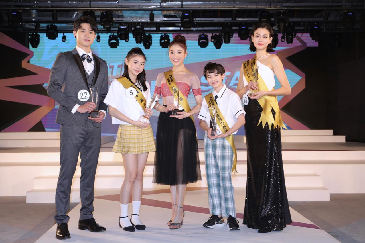 男模組卜憲正（左起）、花漾少女組林睫欣、演藝組陳郁臻、花漾少男組劉仁斯、女模組練以婷為第九屆璀璨總決賽5位冠軍。（伊林娛樂提供）