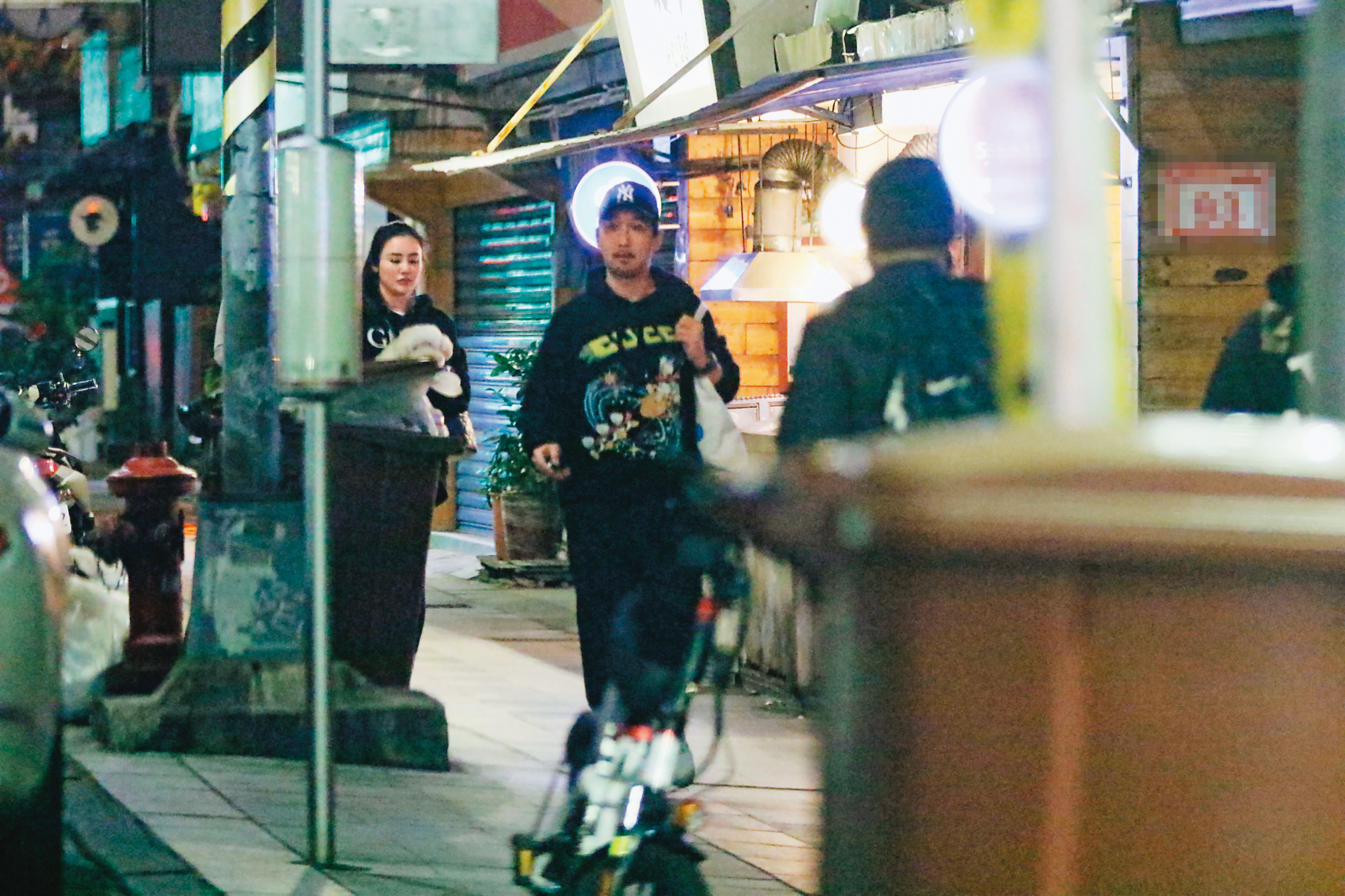 1月20日00：08，吃完宵夜，李進良帶頭走出店家，田欣抱著狗狗走在後頭。