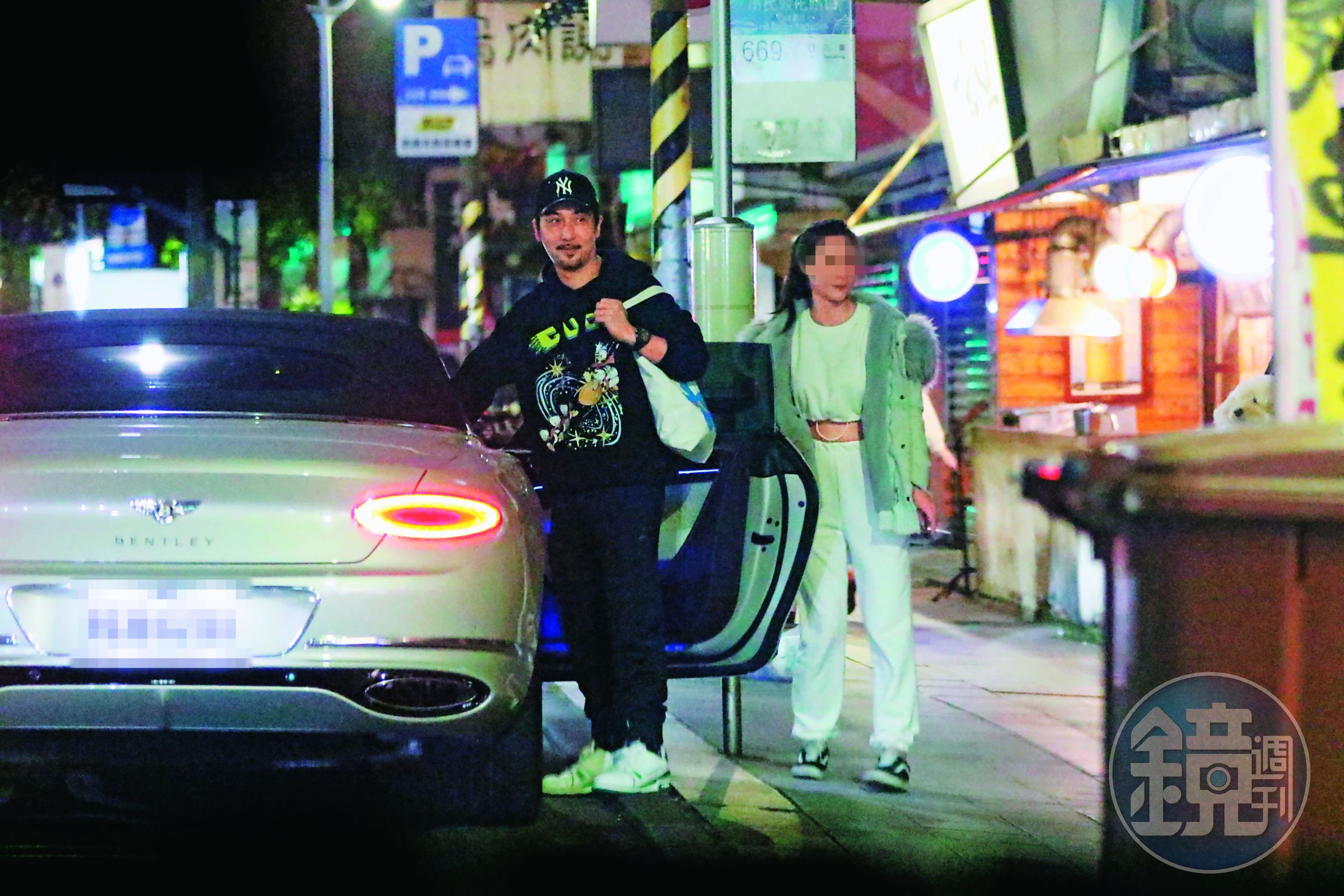 00：09代駕到了之後，李進良和田欣一起上香檳金賓利車離開，獨留白衣女在路邊。