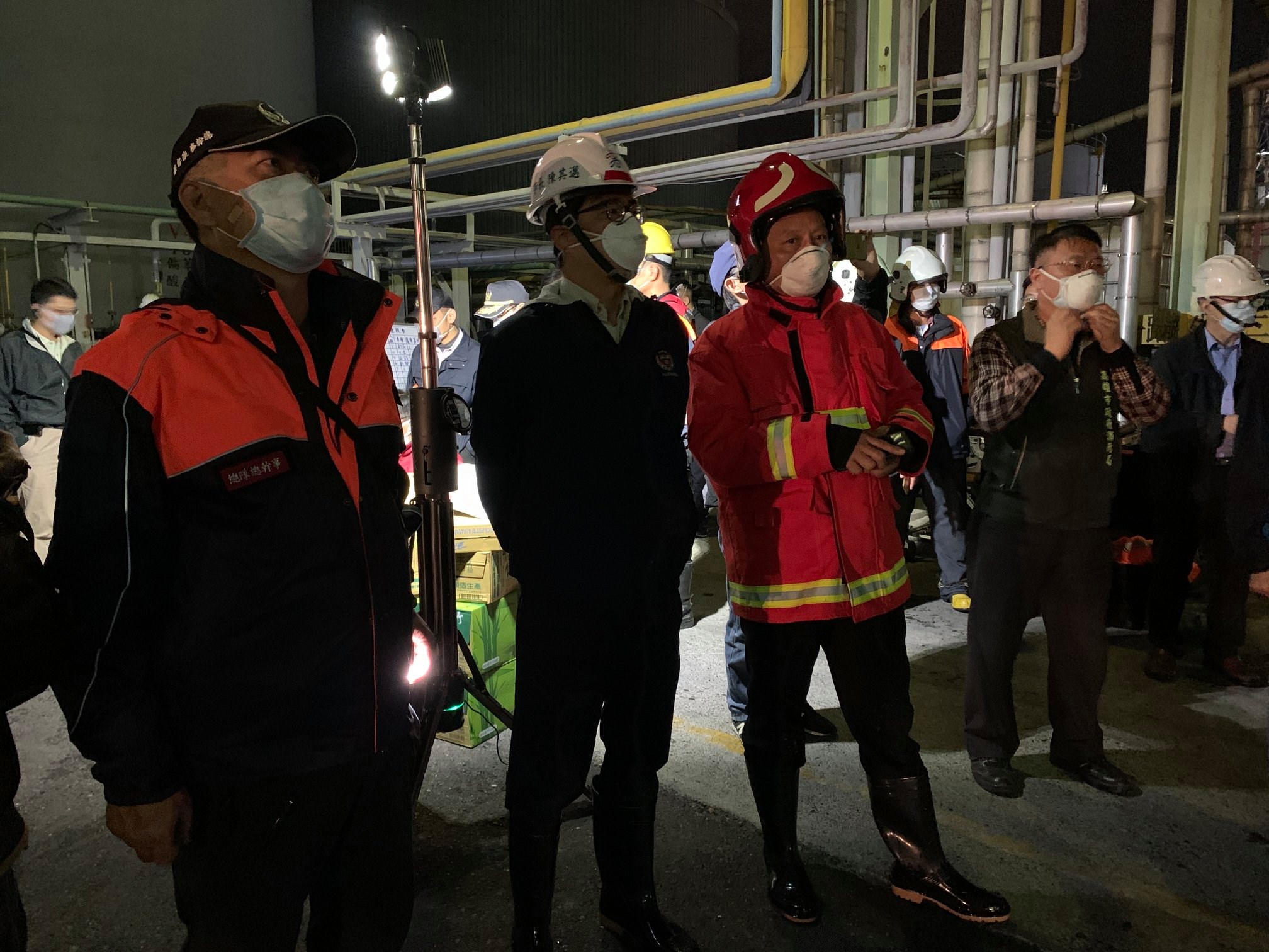 市長陳其邁（中）到現場視察，承諾展開查廠，以民眾和公共安全為優先。（翻攝自陳其邁臉書）