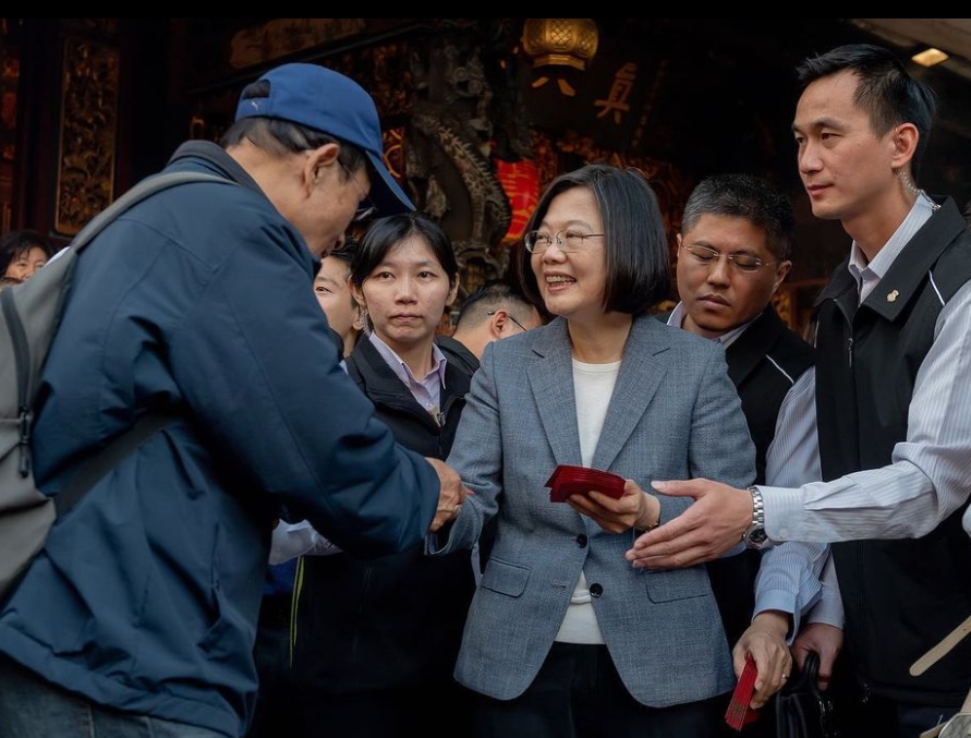 過往總統在春節期間會到各大廟宇參拜並發新年紅包，今年因應疫情將取消此一行程。（翻攝自蔡英文Instagram）