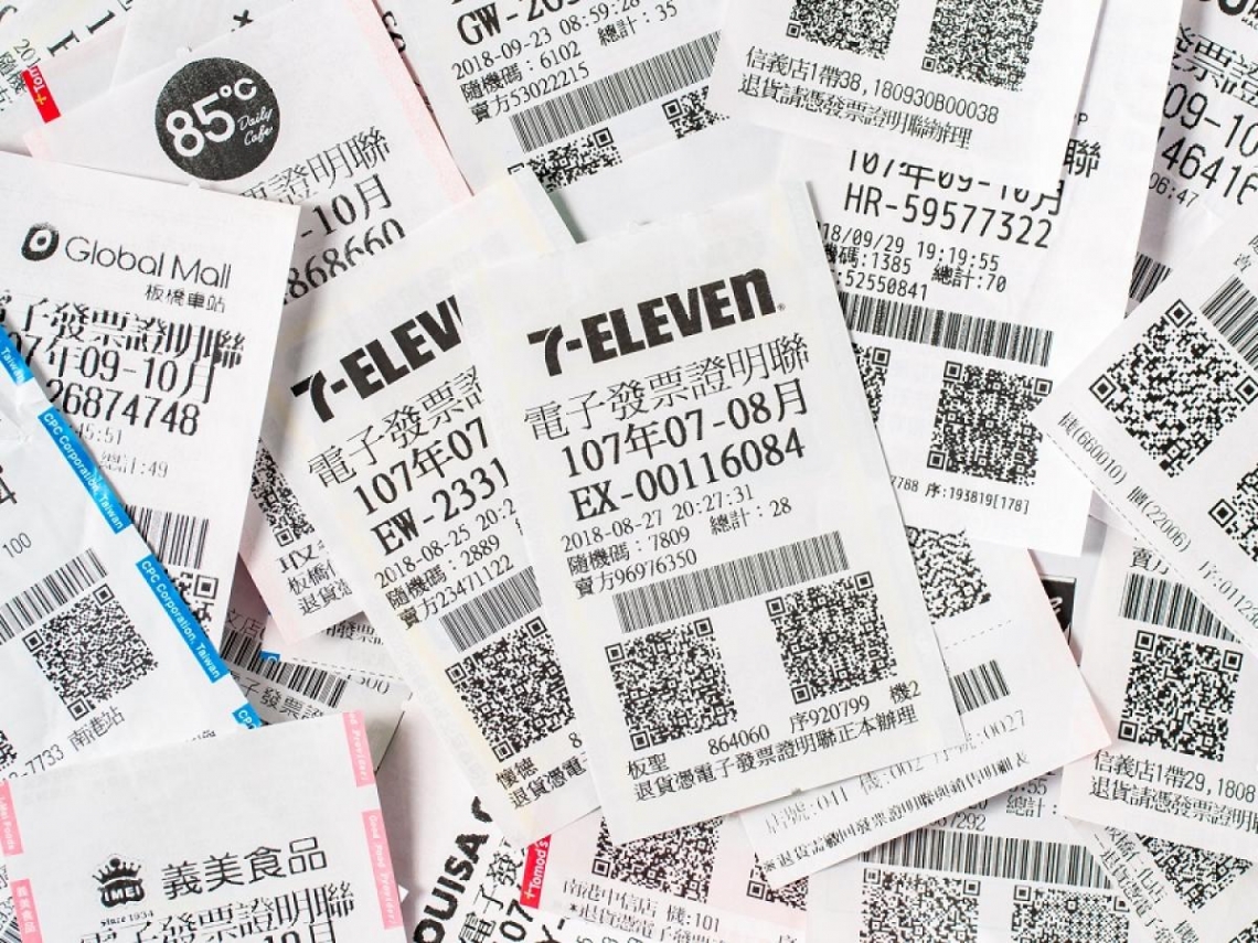 高雄一名男子在臉書社團炫耀自己中了33張發票，被網友質疑是否透過小額消費來「洗」發票增加機率。（翻攝自臉書）