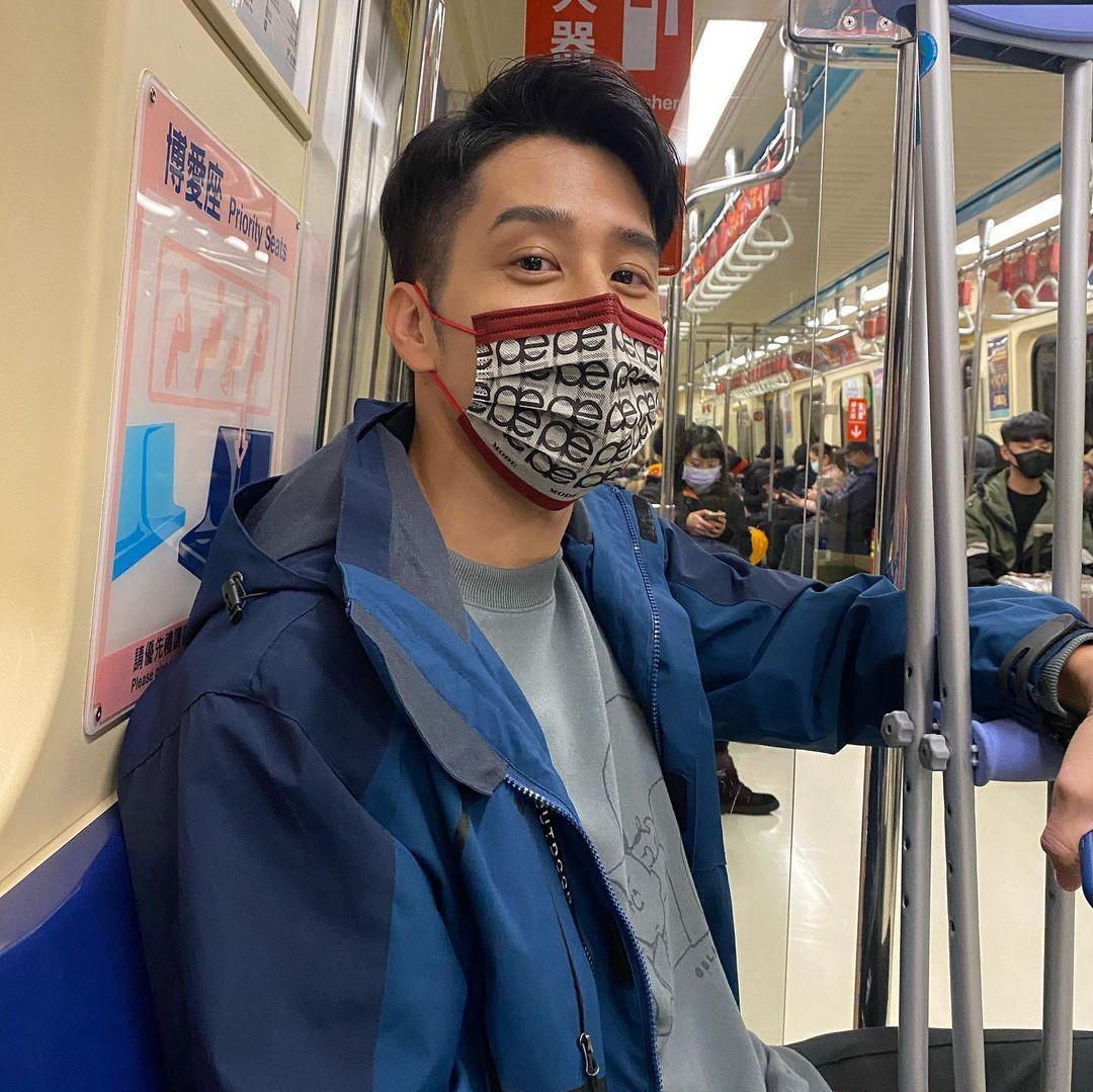 胡宇威曬出搭捷運近照,寫下「回到過去了,但這次可以坐特殊的座位。」(翻攝自胡宇威IG)