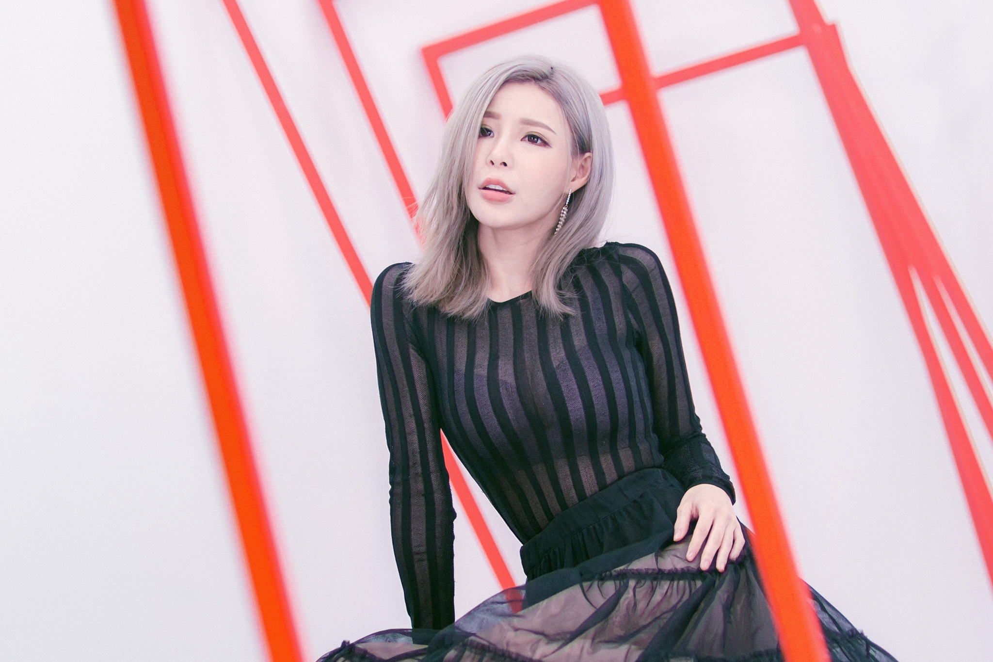 孟慶而在MV中詮釋貓咪性感慵懶姿態（起而行音樂／The Stage 美式攝影團隊提供）