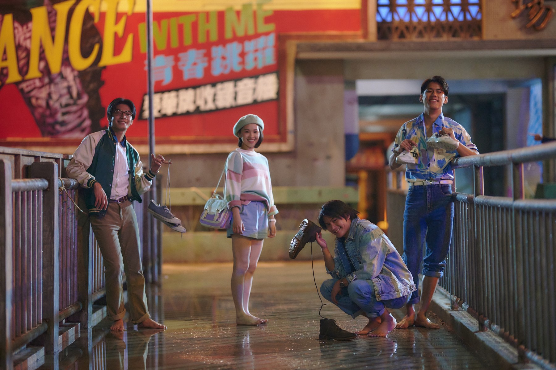 在《天橋上的魔術師》中，演員們造型走80年代復古風。（myVideo提供）