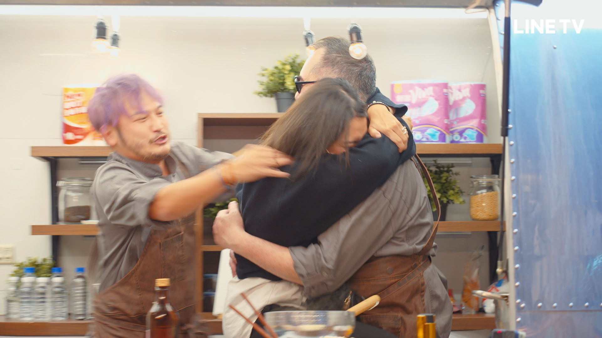 黃秋生遇見粉絲親切合影，甚至被熱情女粉絲熊抱。（LINE TV提供）