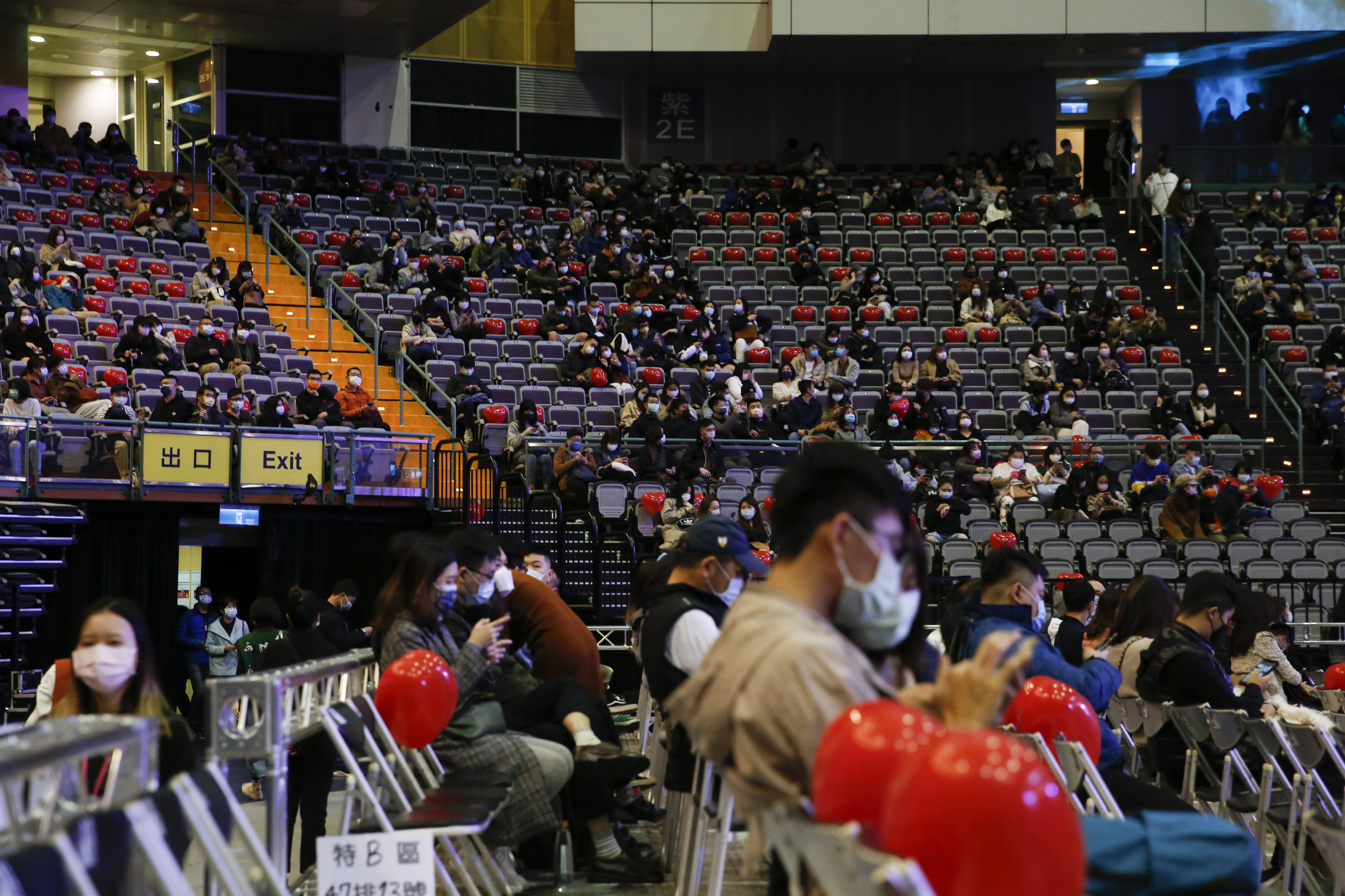 因新冠肺炎疫情影響，現場多了1,500個空位，但都被放上心型氣球。