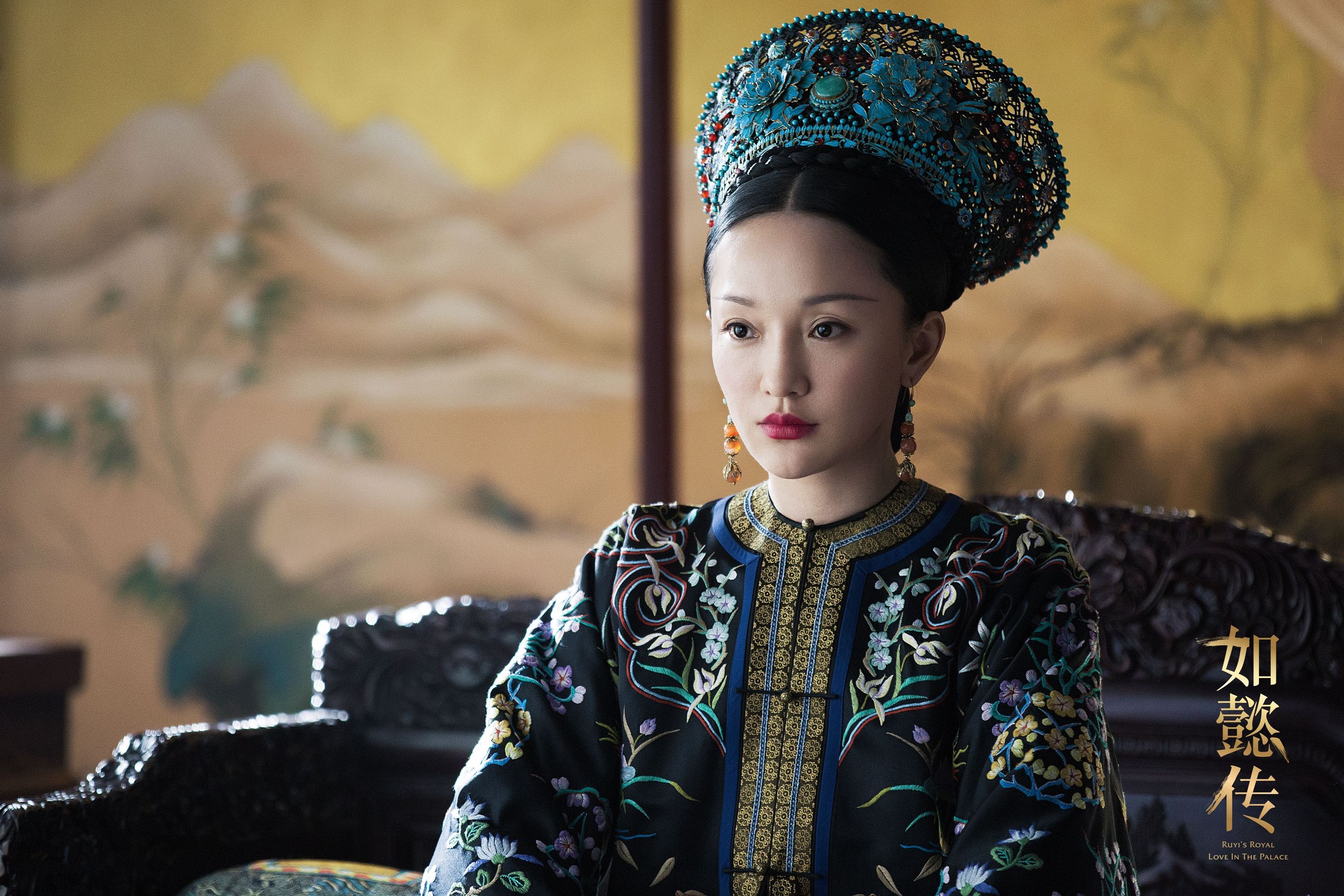 周迅是第一位中、港、台三金后冠的大滿貫影后,2018年的《如懿傳》是代表作之一。(翻攝自微博)