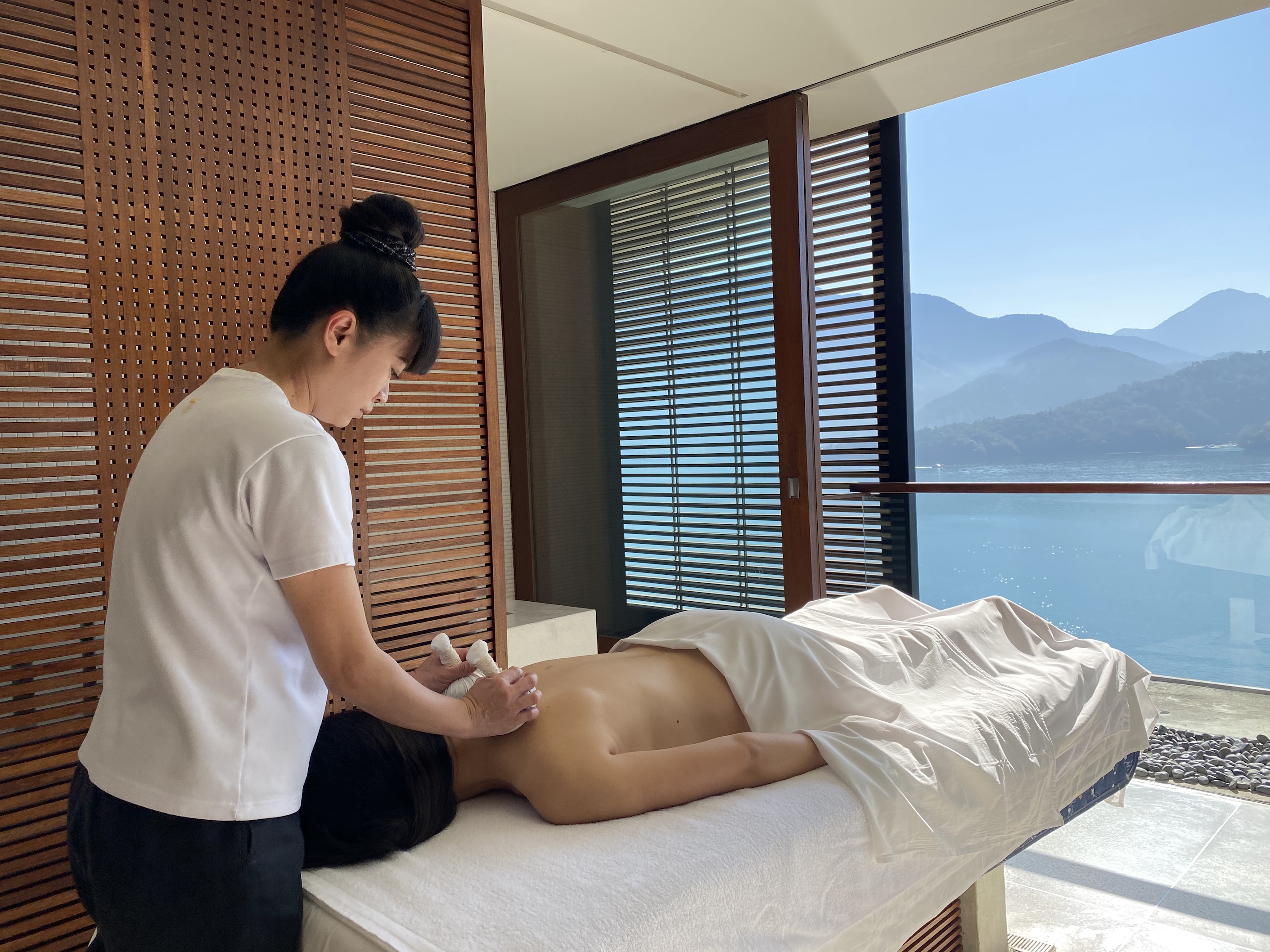 日月潭涵碧樓推出冬季養生之旅，透過舒壓SPA療程、中西式養生饗宴等體驗，洗滌身心靈雜蕪。