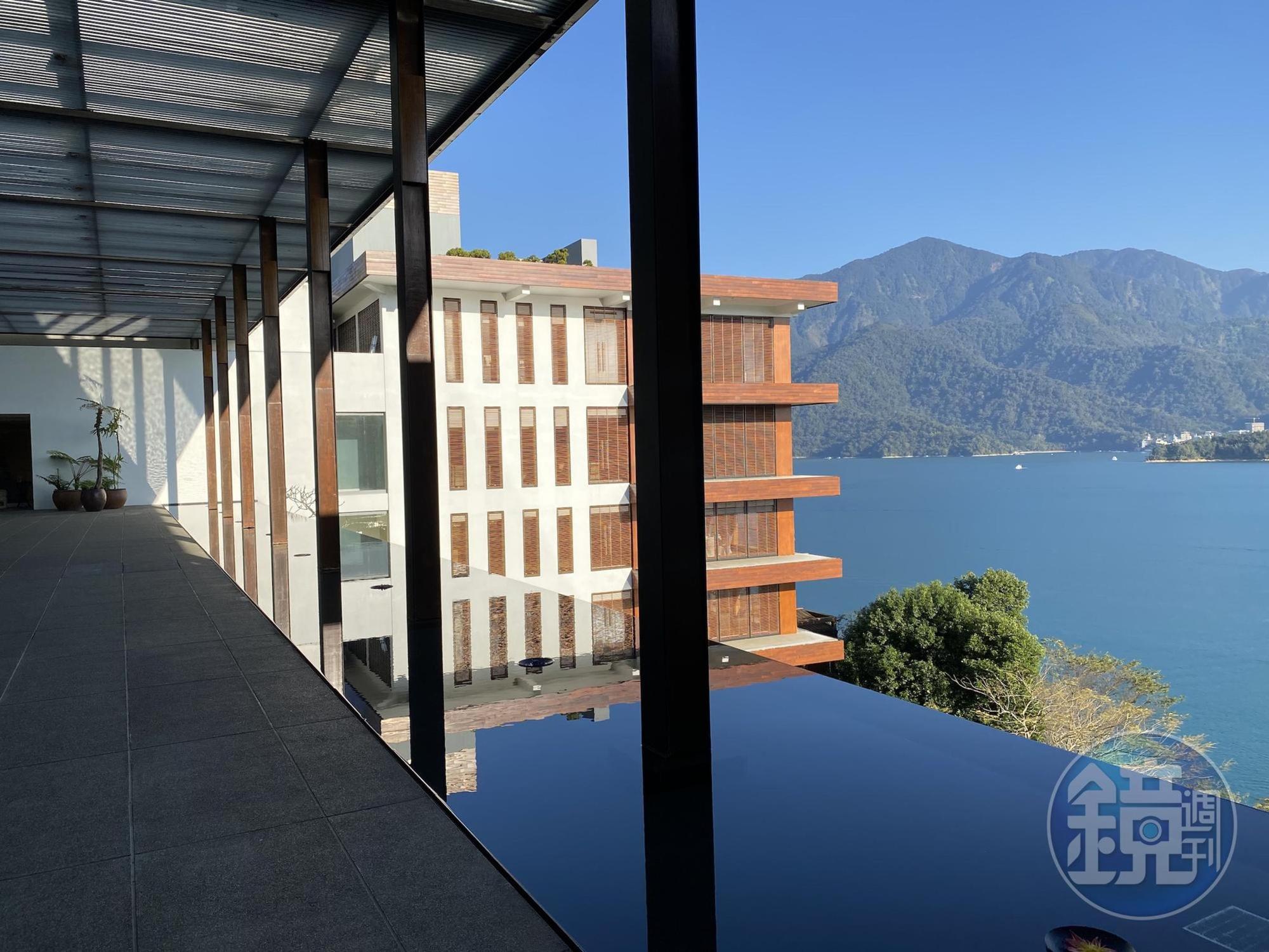 由知名建築大師Kerry Hill操刀設計的涵碧樓，以水為鏡，創造遼闊空間感。