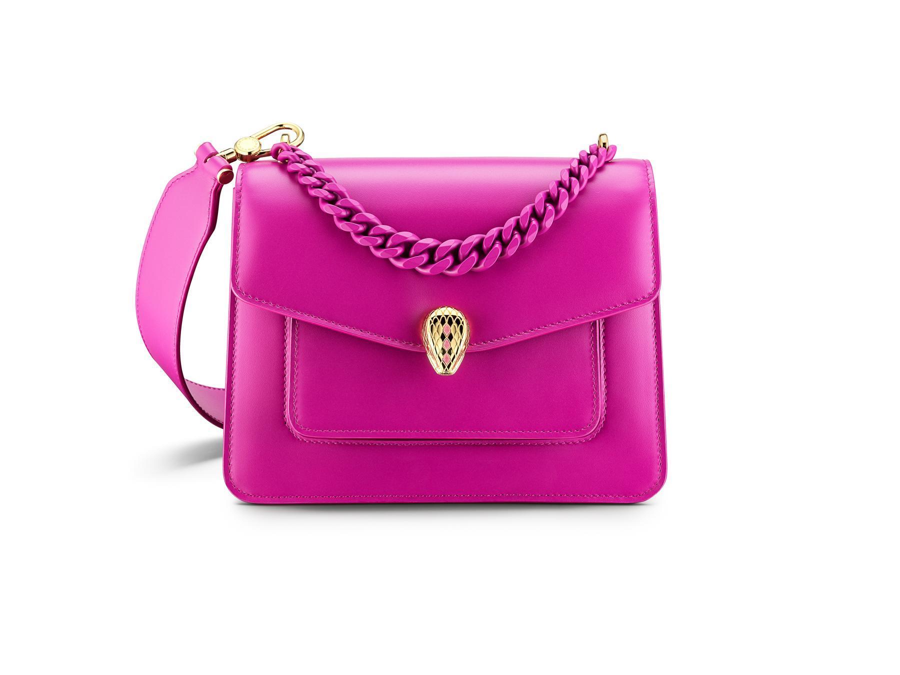 Serpenti Forever Maxi Chain洋紅尖晶石色小羊皮肩背包。NT$87,100。(寶格麗提供)
