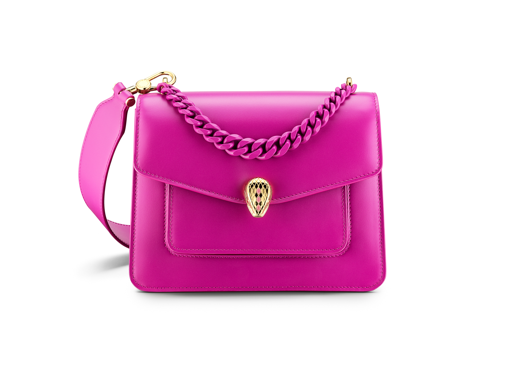 Serpenti Forever Maxi Chain洋紅尖晶石色小羊皮肩背包。NT$87,100。（寶格麗提供）