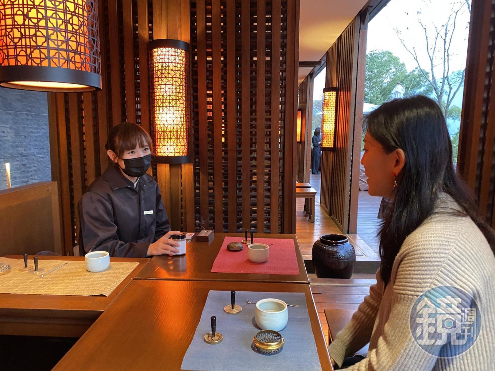 正念香篆在池畔古色古香的茶藝館空間舉行。