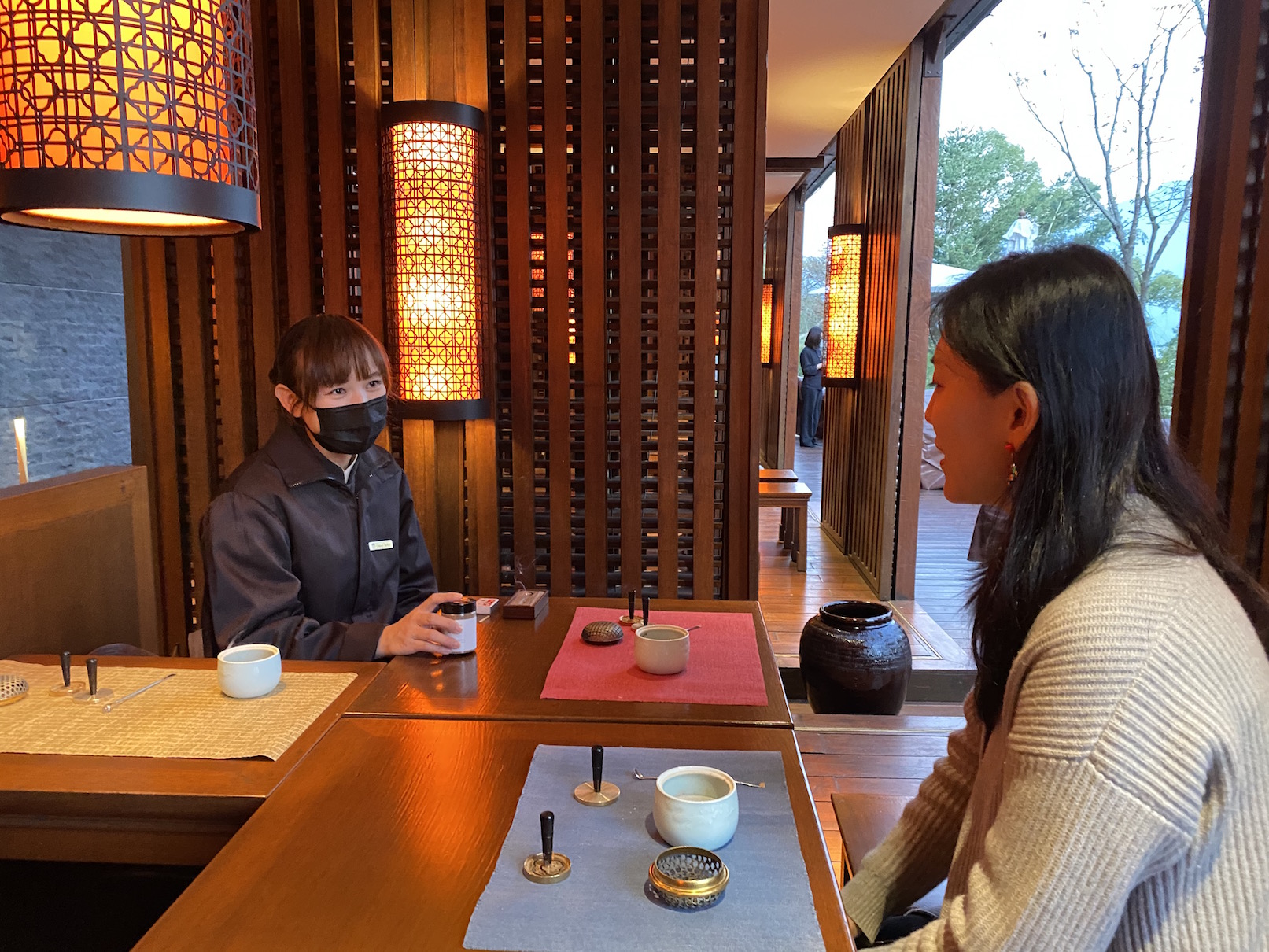 正念香篆在池畔古色古香的茶藝館空間舉行。