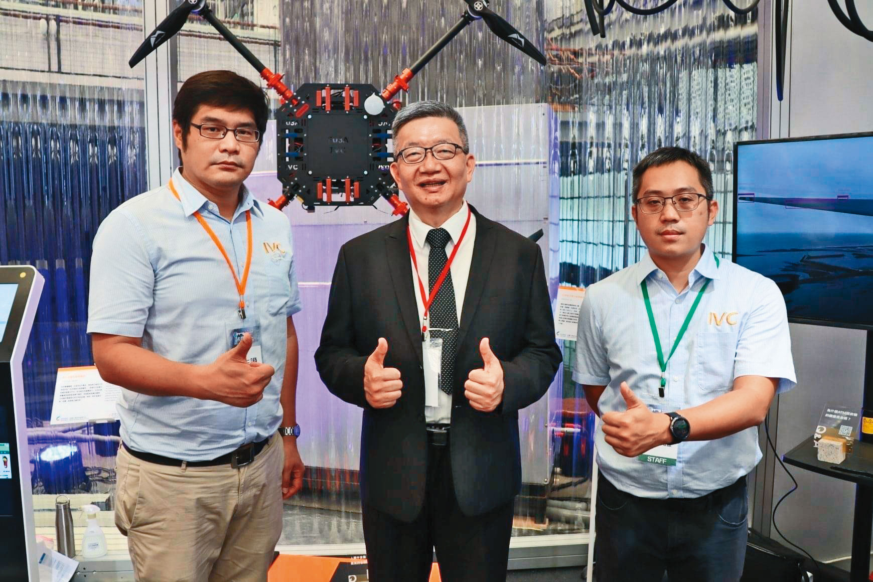 林秋豐（中）擔任金屬中心執行長，年薪逼近500萬元，遭批肥貓。（翻攝金屬工業研究發展中心臉書）