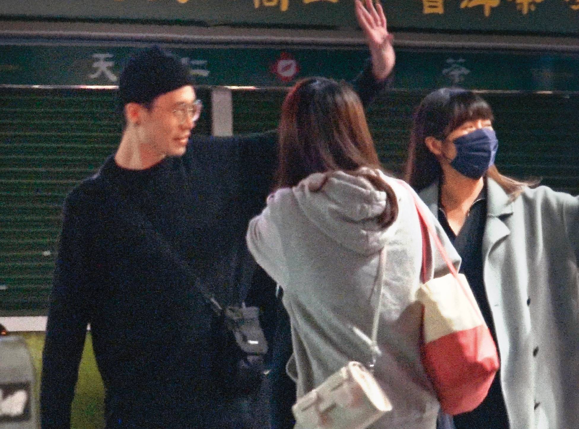00:55 結束電影之夜，簡廷芮（右）跟老公（左）、妹妹（中）離開影院。