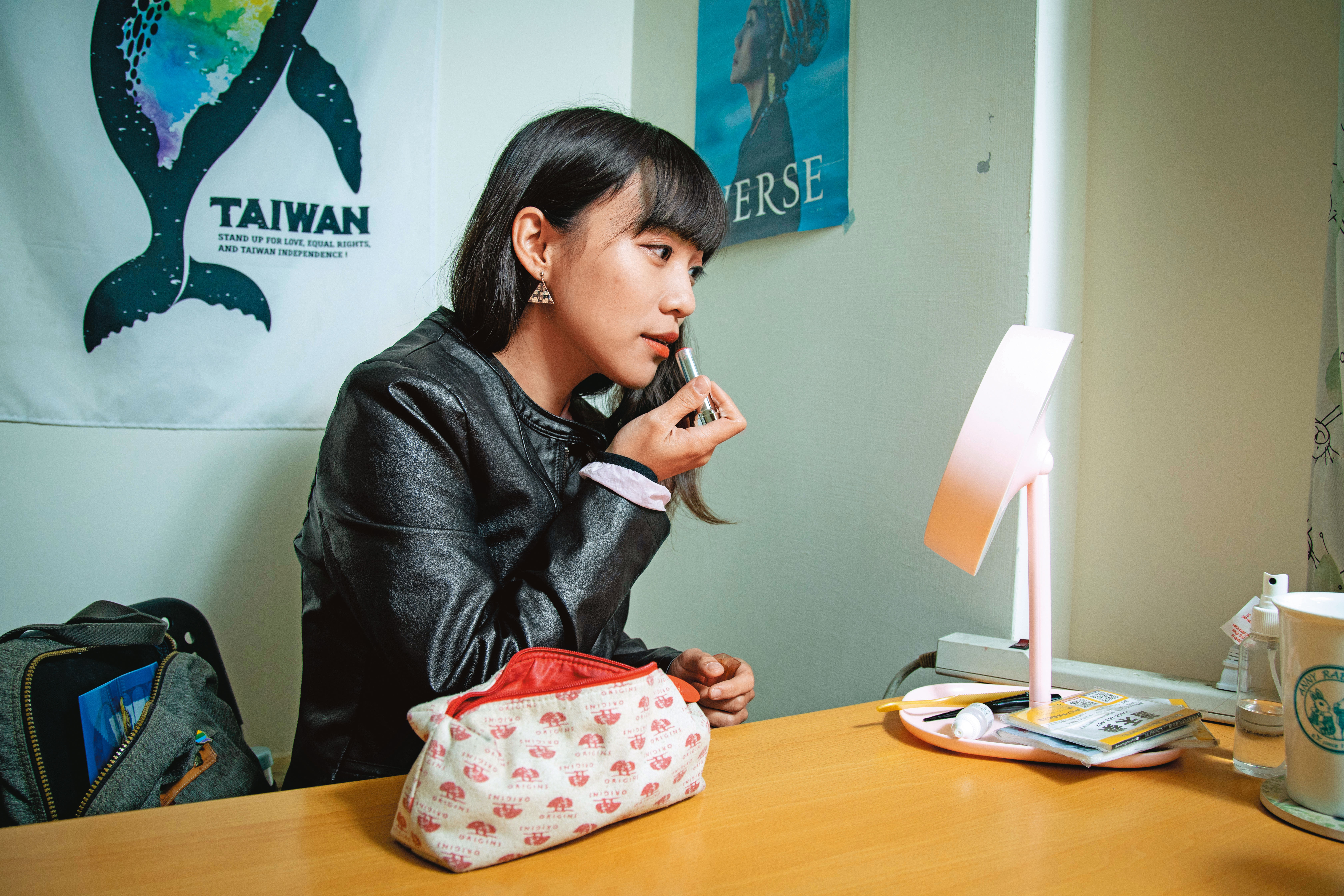 跑下個行程前，黃捷先補妝，用的化妝品是開架式平價彩妝。