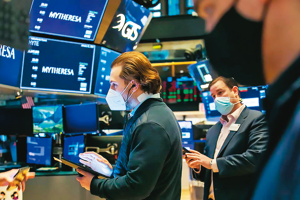 散戶完勝華爾街巨鱷，小蝦米吃掉大鯨魚，過往欺負散戶的對沖基金，這回賠掉幾十億美元。（翻攝紐約證交所）