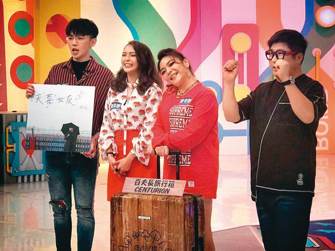 斯辰(左1)和黃沐妍(左2)是多年好友,常互相幫忙站台。右1為胡瓜、右2為小甜甜。(翻攝自斯辰IG)