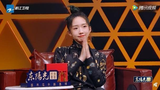 孟美岐以「音樂合夥人」的身分參與節目,對周傳雄的演唱並沒有做出任何評論。(翻攝自天賜的聲音微博)