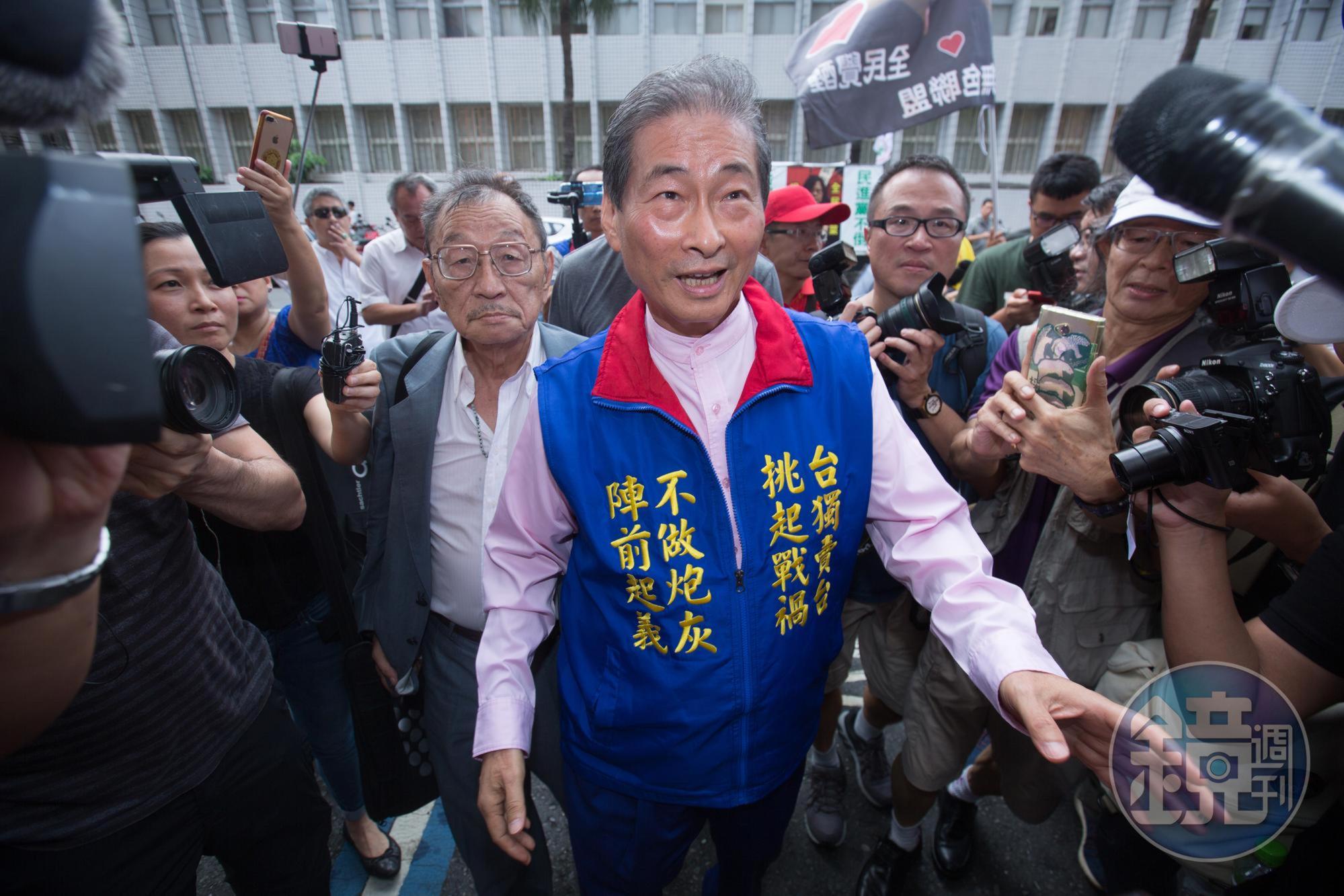 中華統一促進黨總裁張安樂近日接受中央人民廣播電台主任編輯張彬專訪，張表示使年輕人「由綠轉紅」，目的是發展一支紅色隊伍宣揚「和平統一」。（本刊資料照）