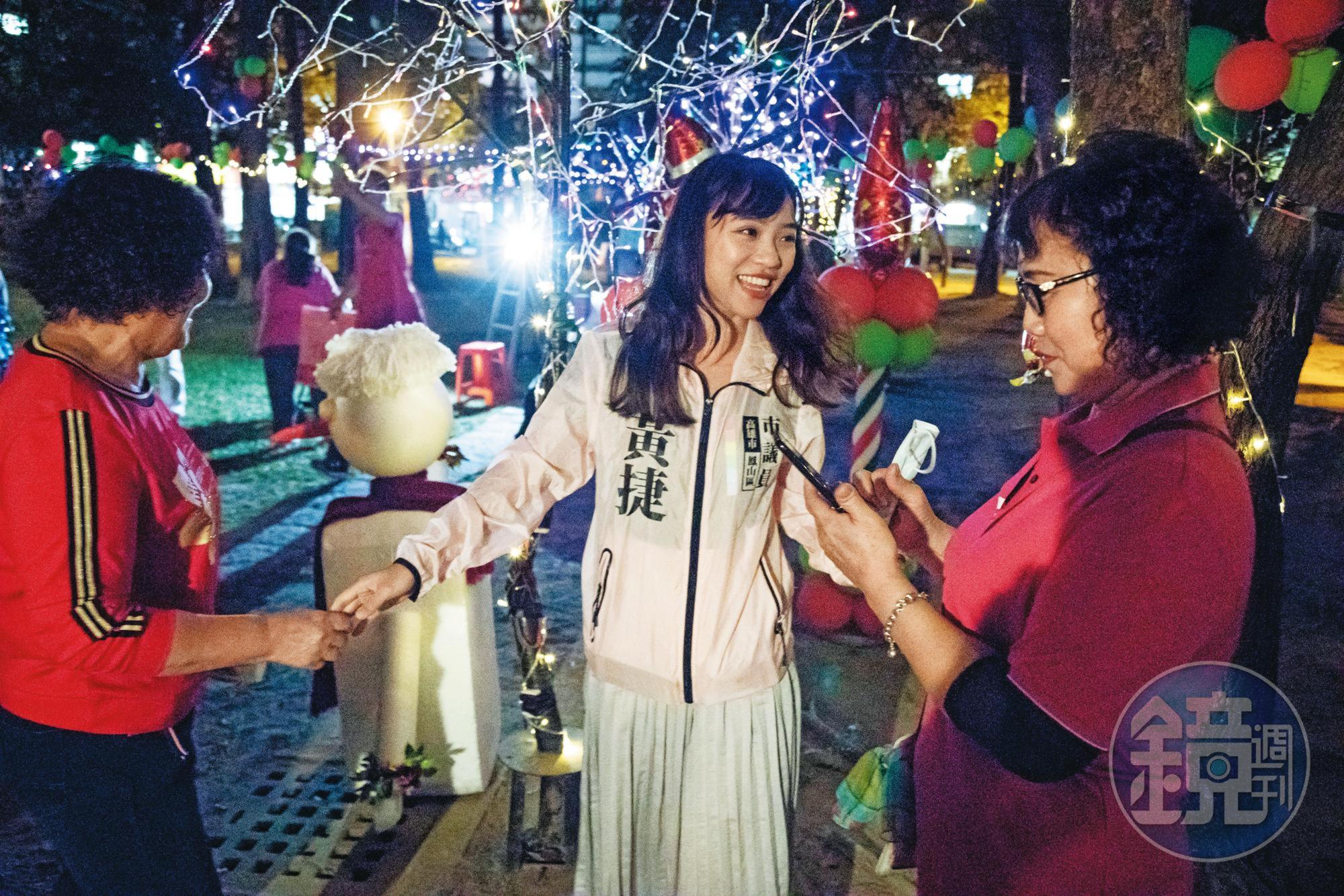 黃捷(中)在里民活動熱情與民眾寒暄,但還是顯得生澀,經常發出一連串哈哈哈的笑聲。