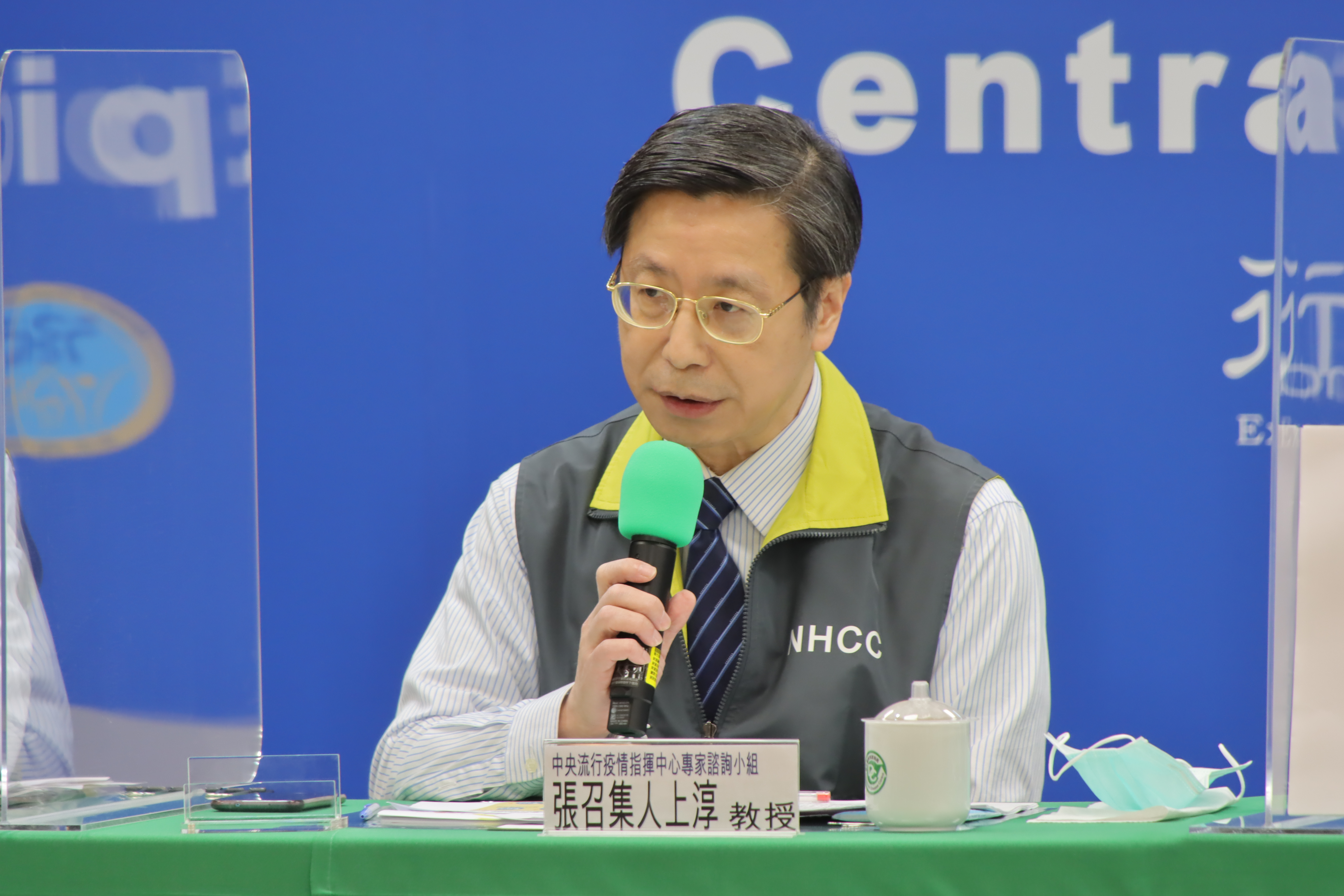 中央流行疫情指揮中心專家諮詢小組召集人張上淳今睽違2個禮拜再度現身記者會，解說部桃的清零計畫。（指揮中心提供）