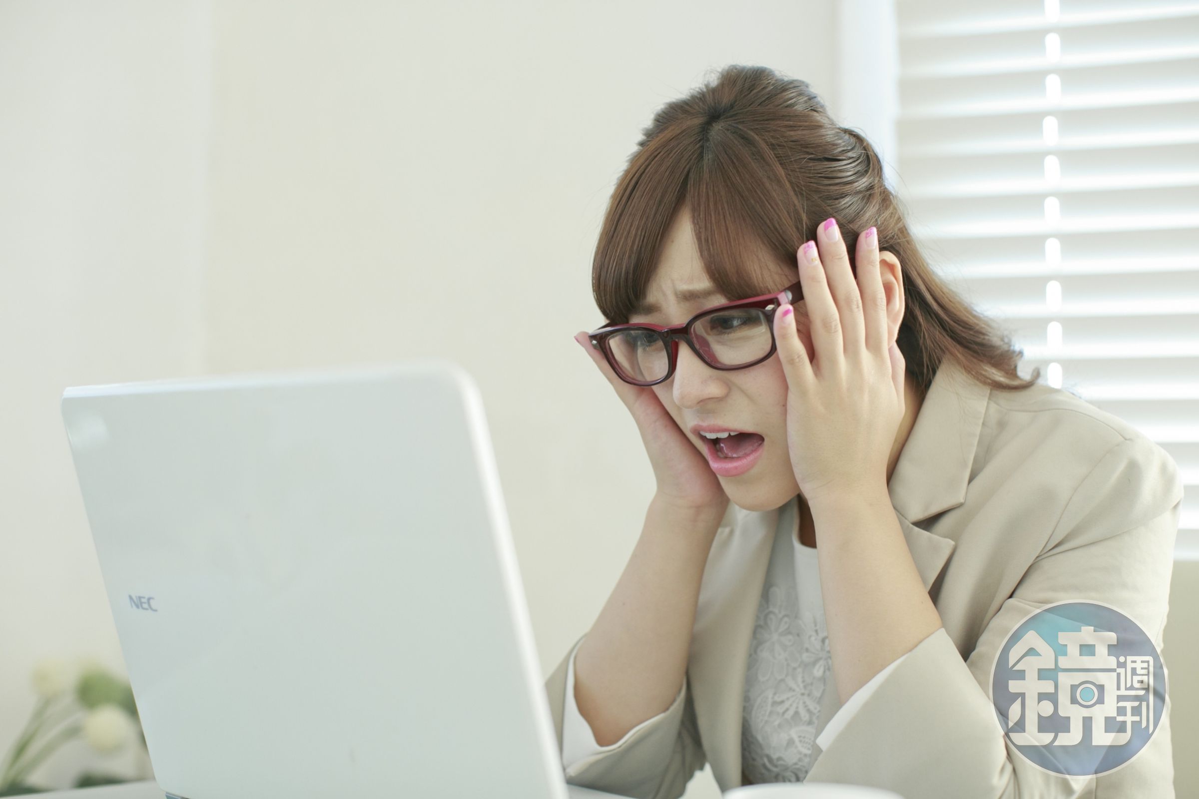 一名菜鳥尾牙抽中8,000元，職場前輩卻叫苦連天，讓她不知道如何是好。（示意圖，非當事人，Photo-AC）