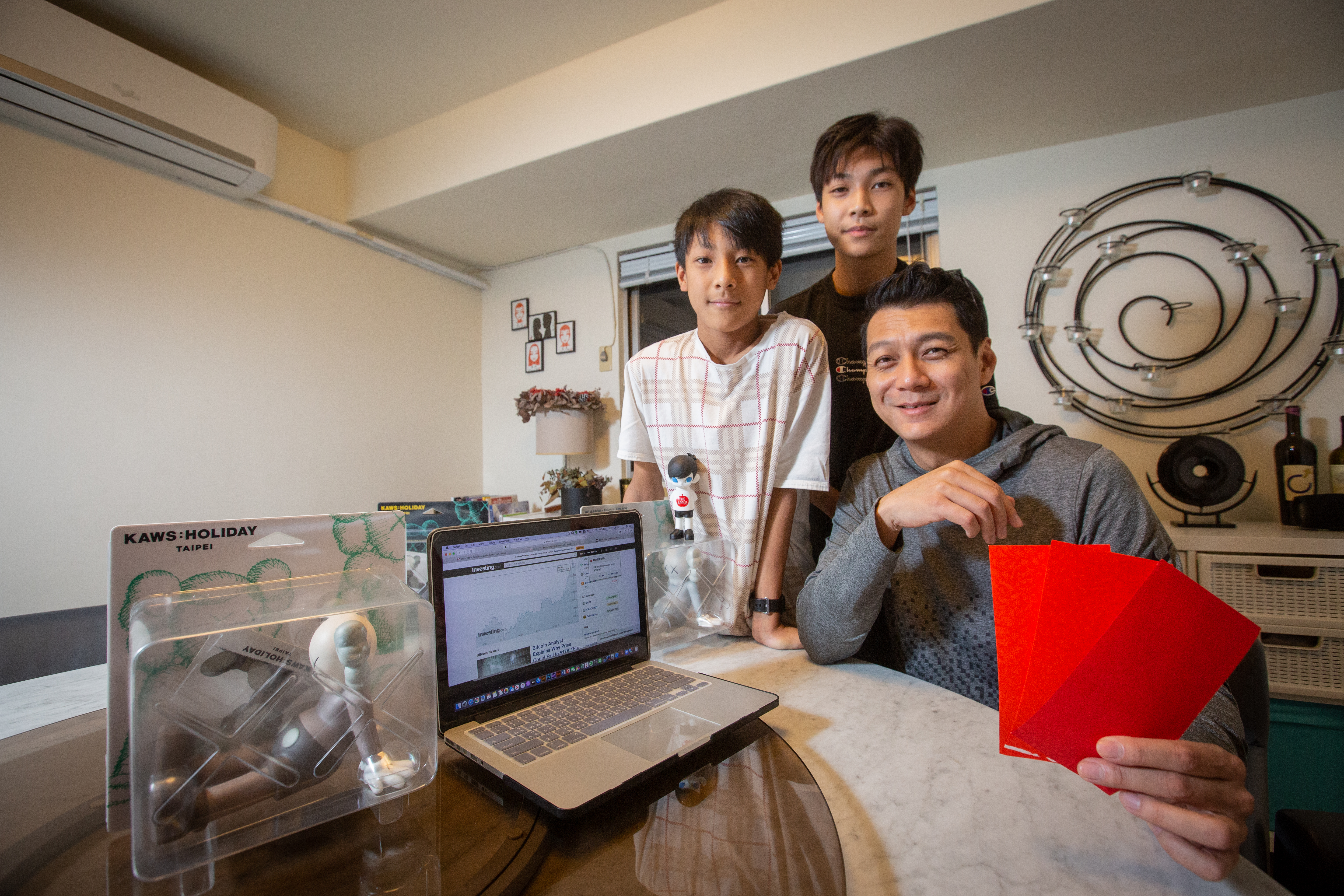 在聶雲（右）家的飯桌上，從公仔到比特幣，父子都能開懷聊。