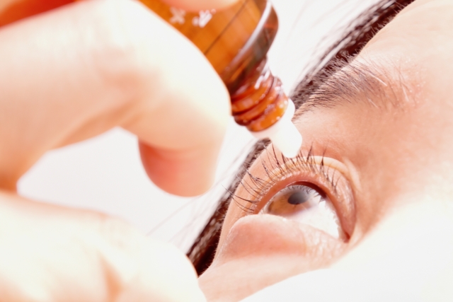 一般民眾擔心眼藥水點不準，因此直接滴在眼球上。（示意圖，photo-AC）