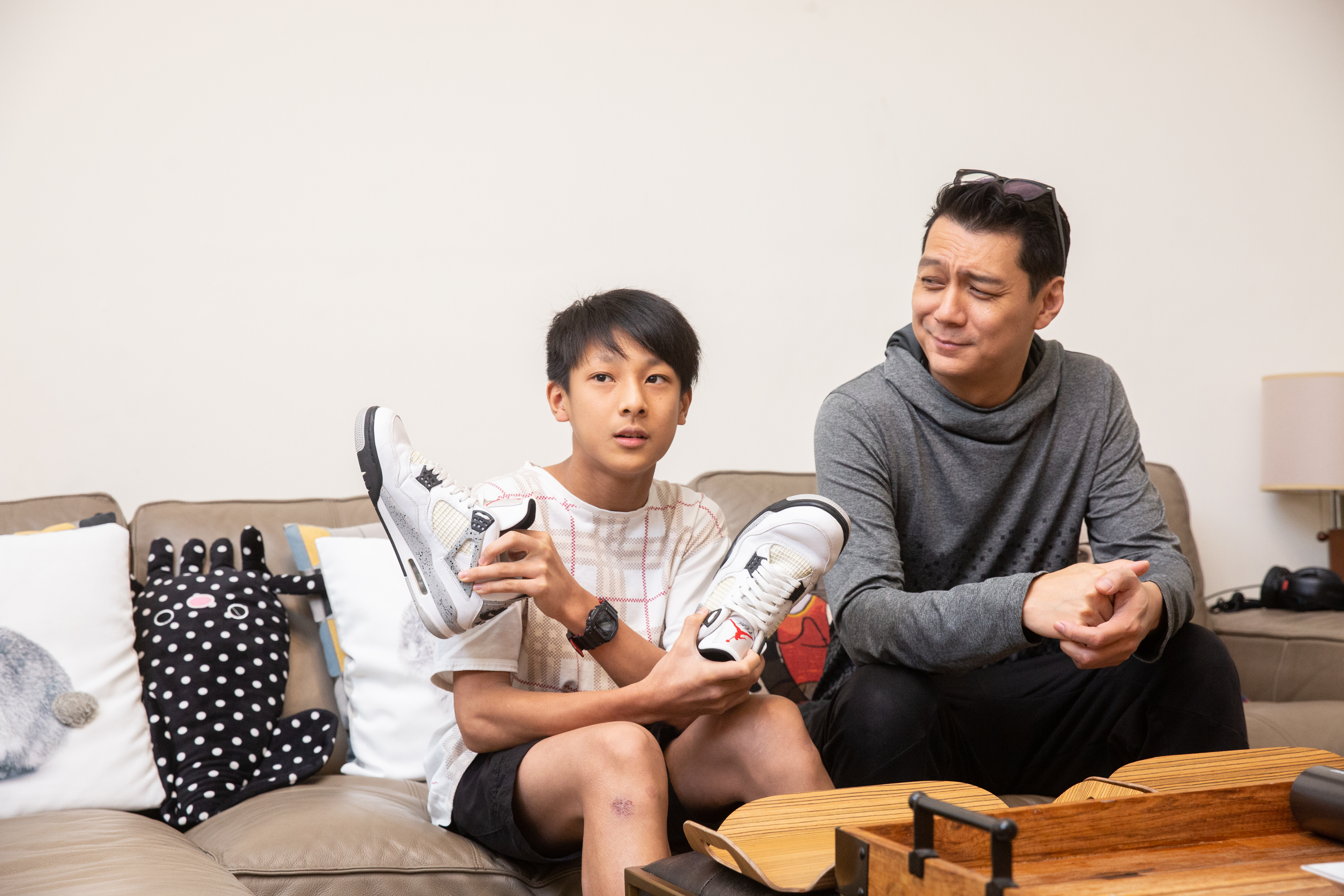 聶雲（右）認為兒子（左）買鞋不可能只為投資，但冀望兒子能因此上堂經驗課。
