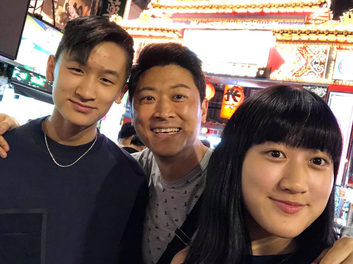 侯昌明（中）分階段教孩子理財，女兒侯塞蕾（右）與兒子KenKen（左）現在已有基金投資觀念。（翻攝自臉書）