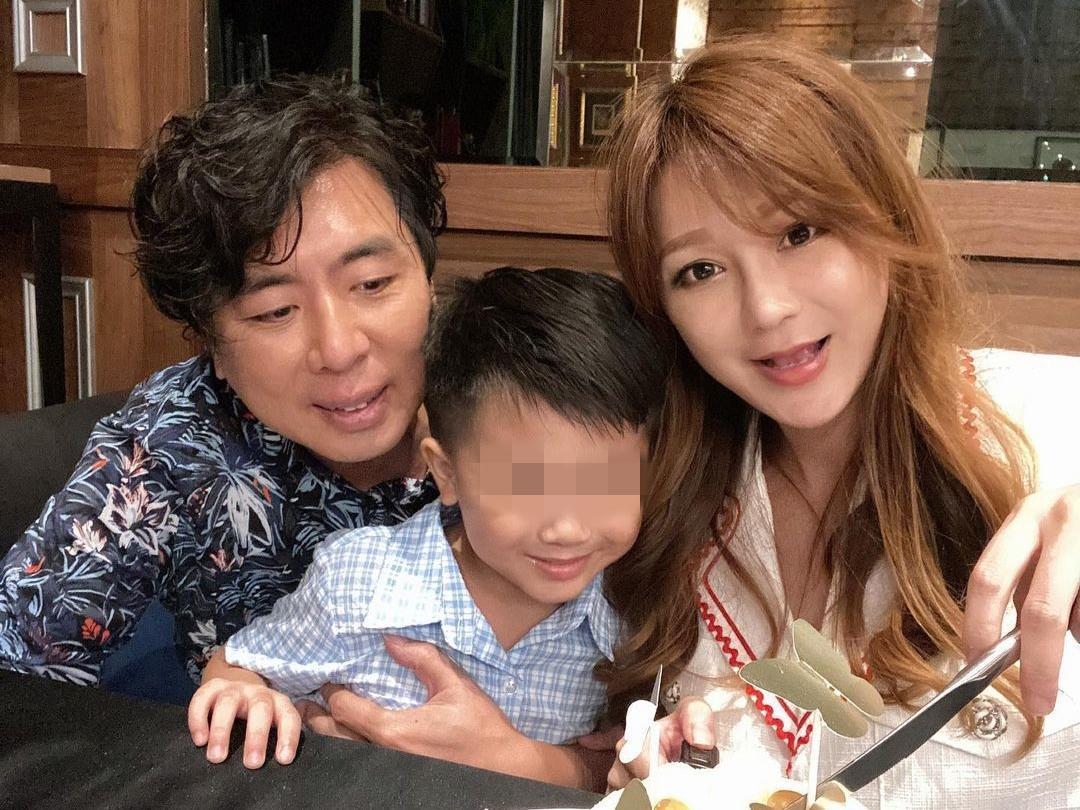 梁赫群(左)和太太Stacey(右),育有5歲獨子小寶(中)。(翻攝自臉書)