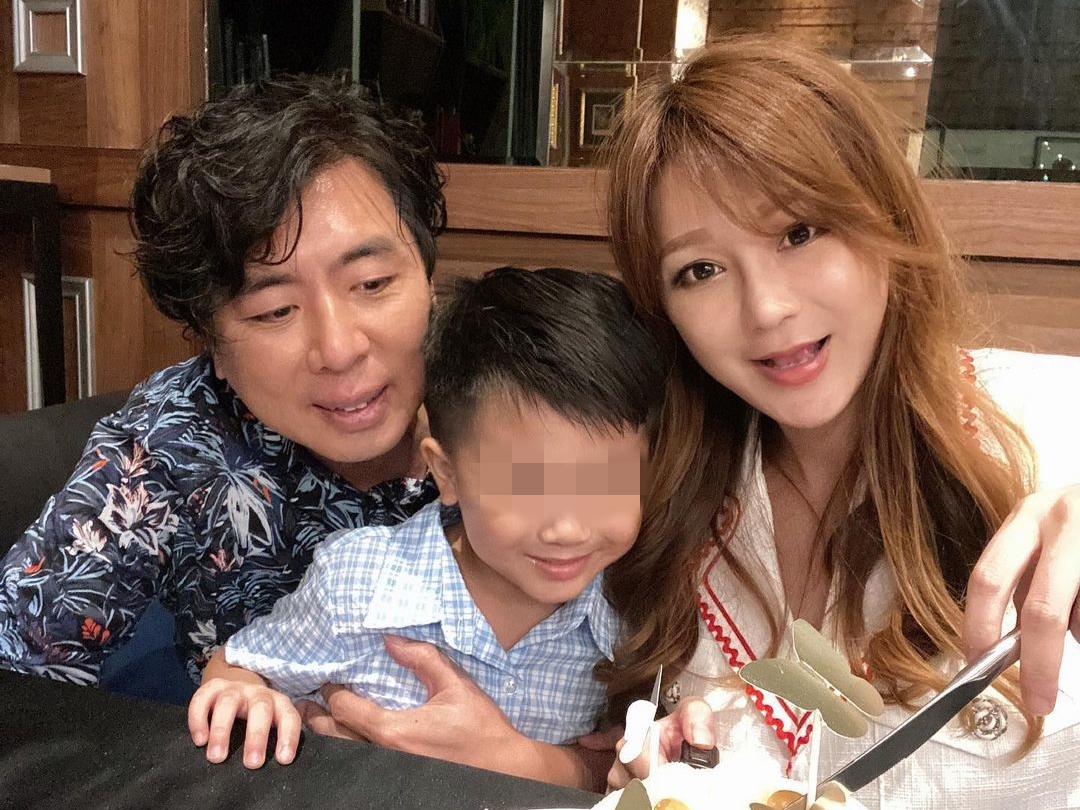 梁赫群（左）和太太Stacey（右），育有5歲獨子小寶（中）。（翻攝自臉書）