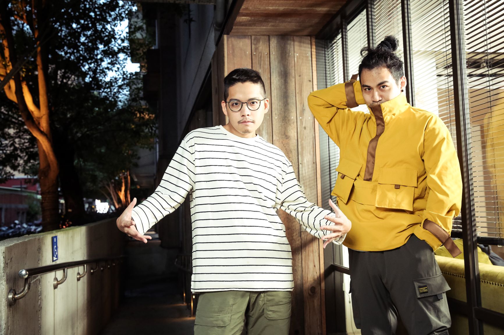 「驚喜製造」共同創辦人陳心龍（左）和「進港浪製作」劇團團長洪唯堯（右）跨界合作沉浸式劇場表演，以《微醺大飯店》打出名號。 
