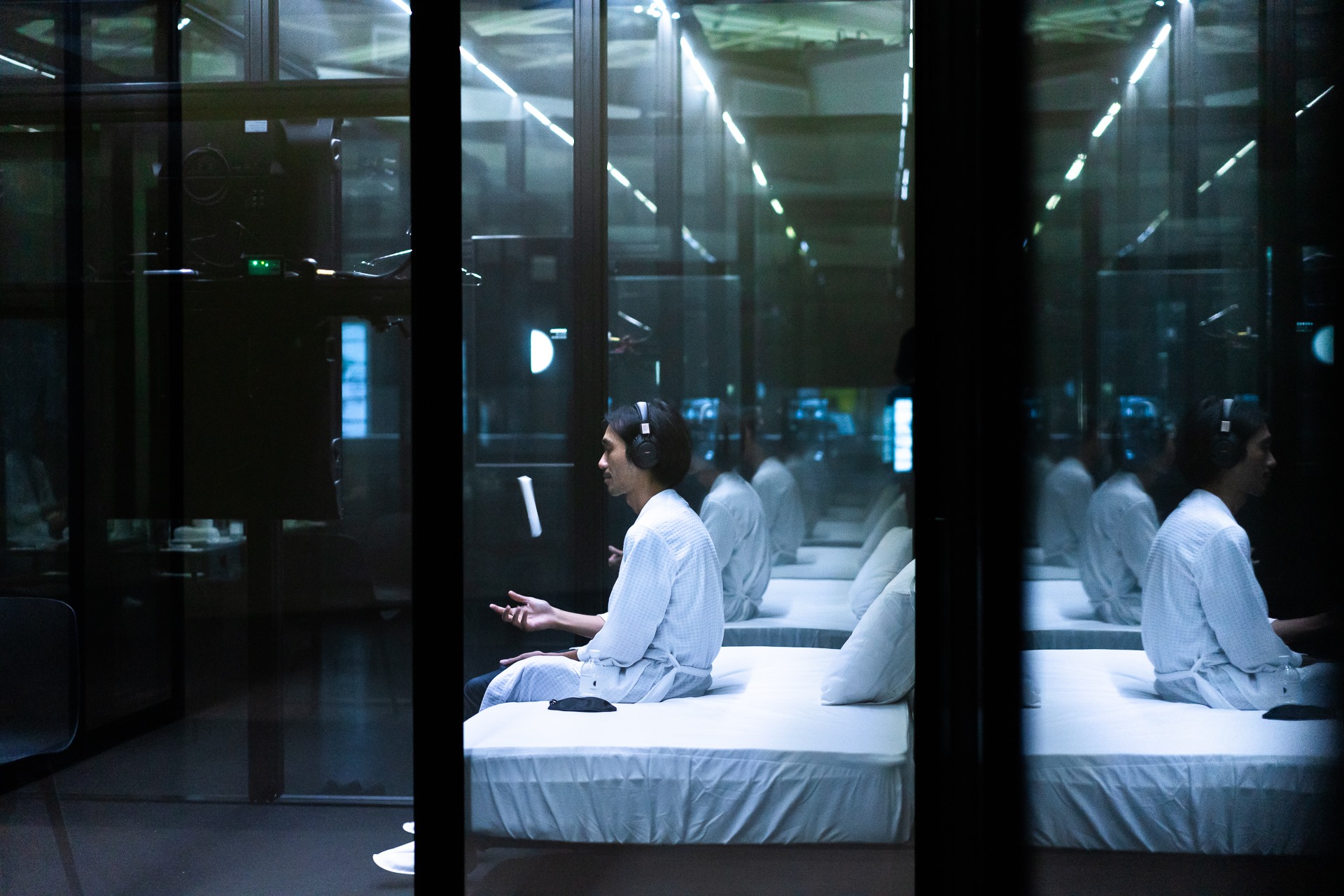 劇場導演Baboo的近作《新！王冠度假村》也是沉浸式劇場，創作靈感源於防疫旅館。（翻攝自台北市立美術館粉絲專頁）