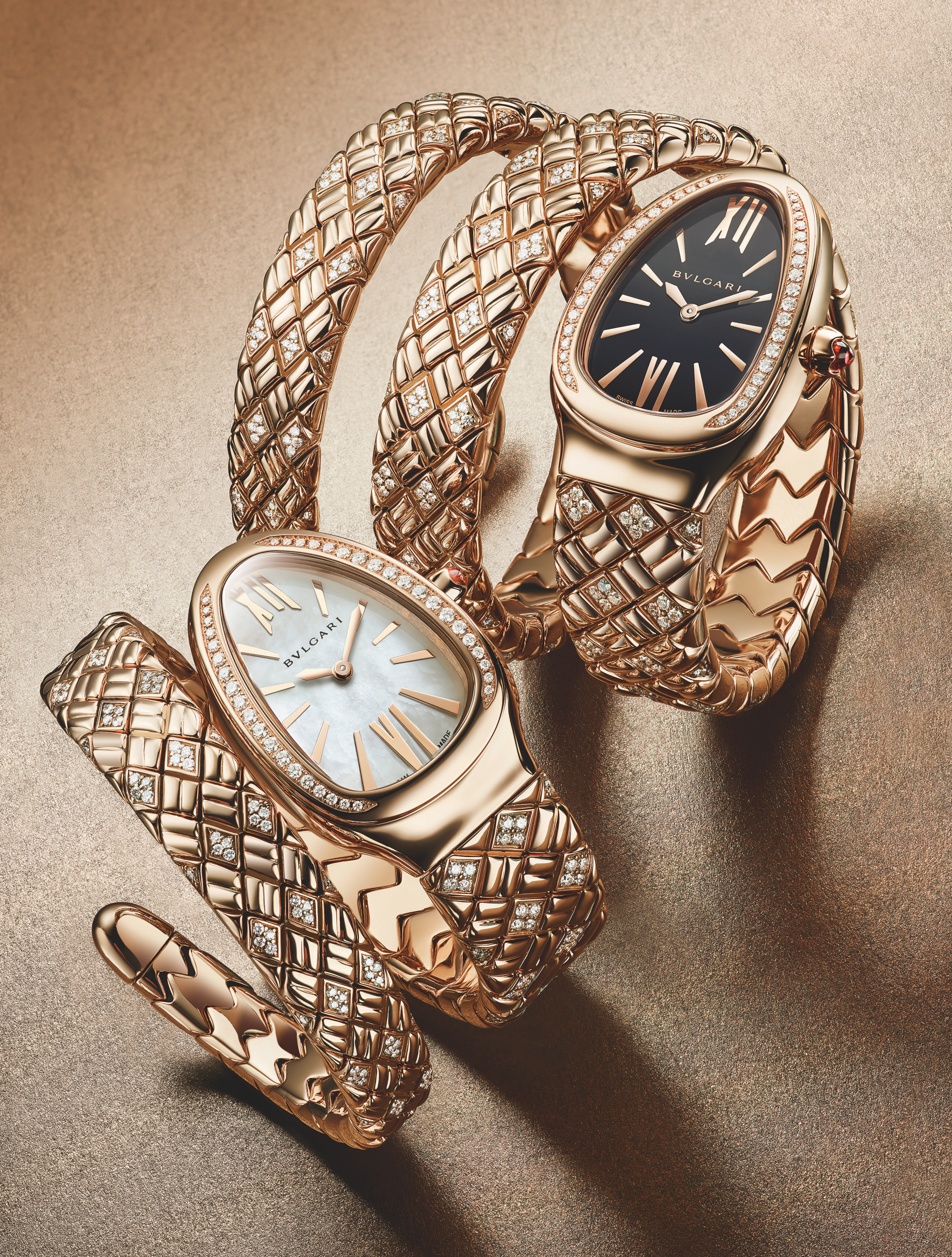 Serpenti Spiga｜錶徑35mm／18K玫瑰金材質／時間指示／石英機芯／錶款鑲鑽、錶冠鑲嵌1顆蛋面寶石切割紅碧璽／建議售價：約NT$ 2,071,000（黑面）、約NT$ 1,435,000（白面）