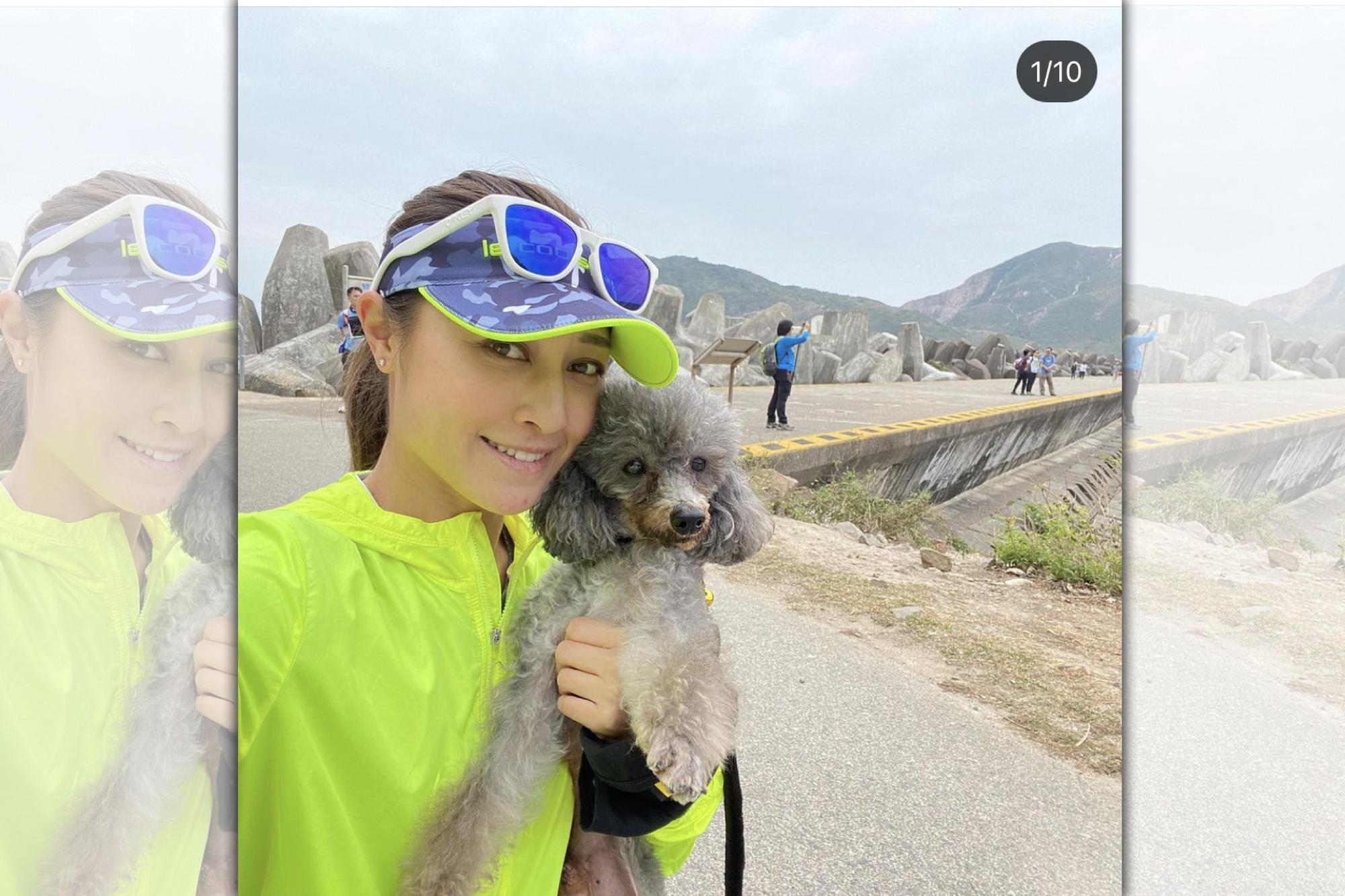 港星李思雅的愛犬,未拔牙前經常跟李思雅去爬山,如今視力全看不見。(翻攝李思雅IG)