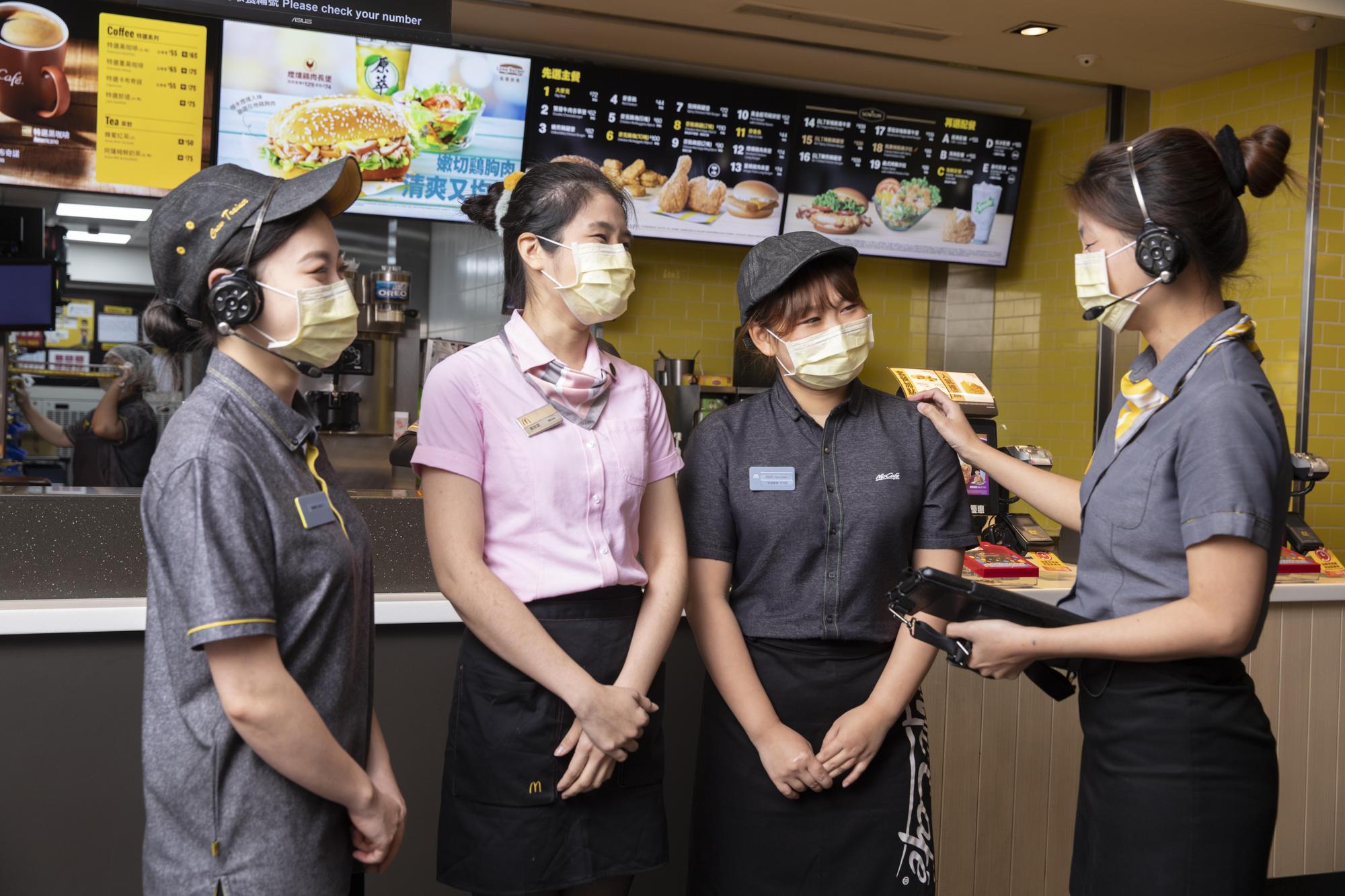 對麥當勞員工來說,能在家家戶戶休息、沒有店開的春節服務客人,是種堅持也是種義不容辭的感動。